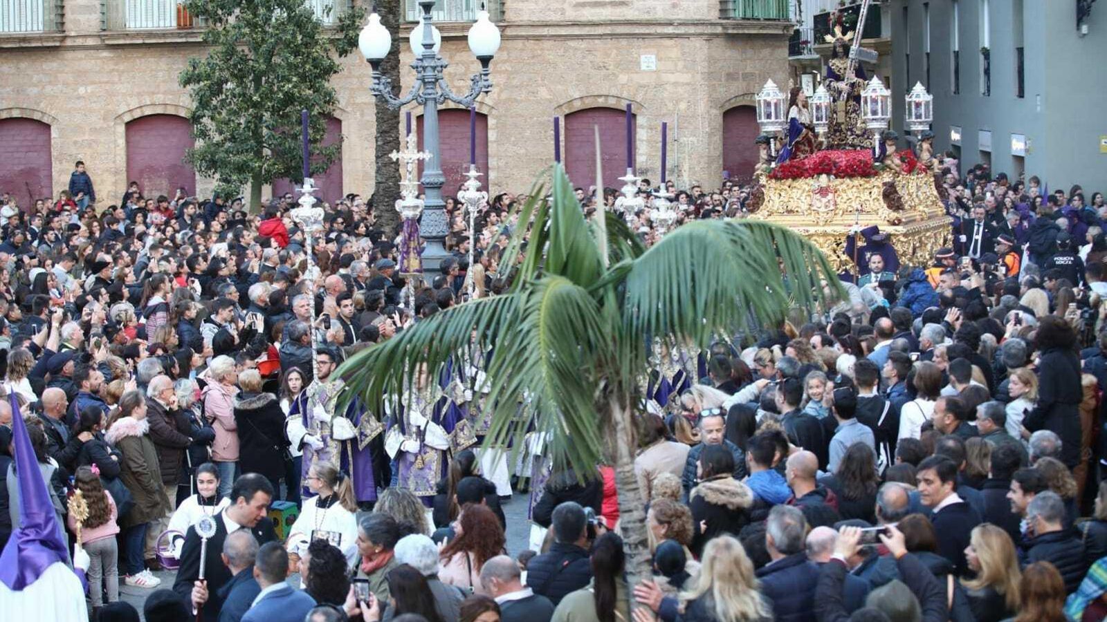El paso del Nazareno llegando a San Juan de Dios.