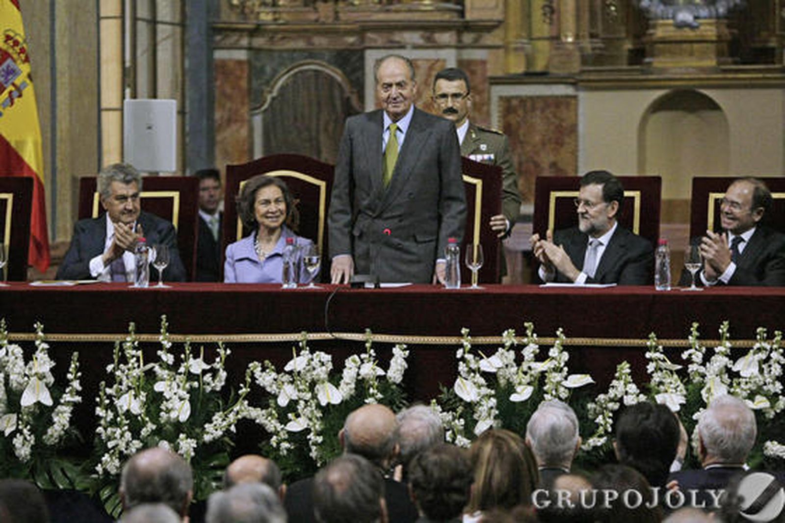 El Rey recibe los aplausos después de su discurso en el Oratorio el 19 de marzo de 2012./Julio González