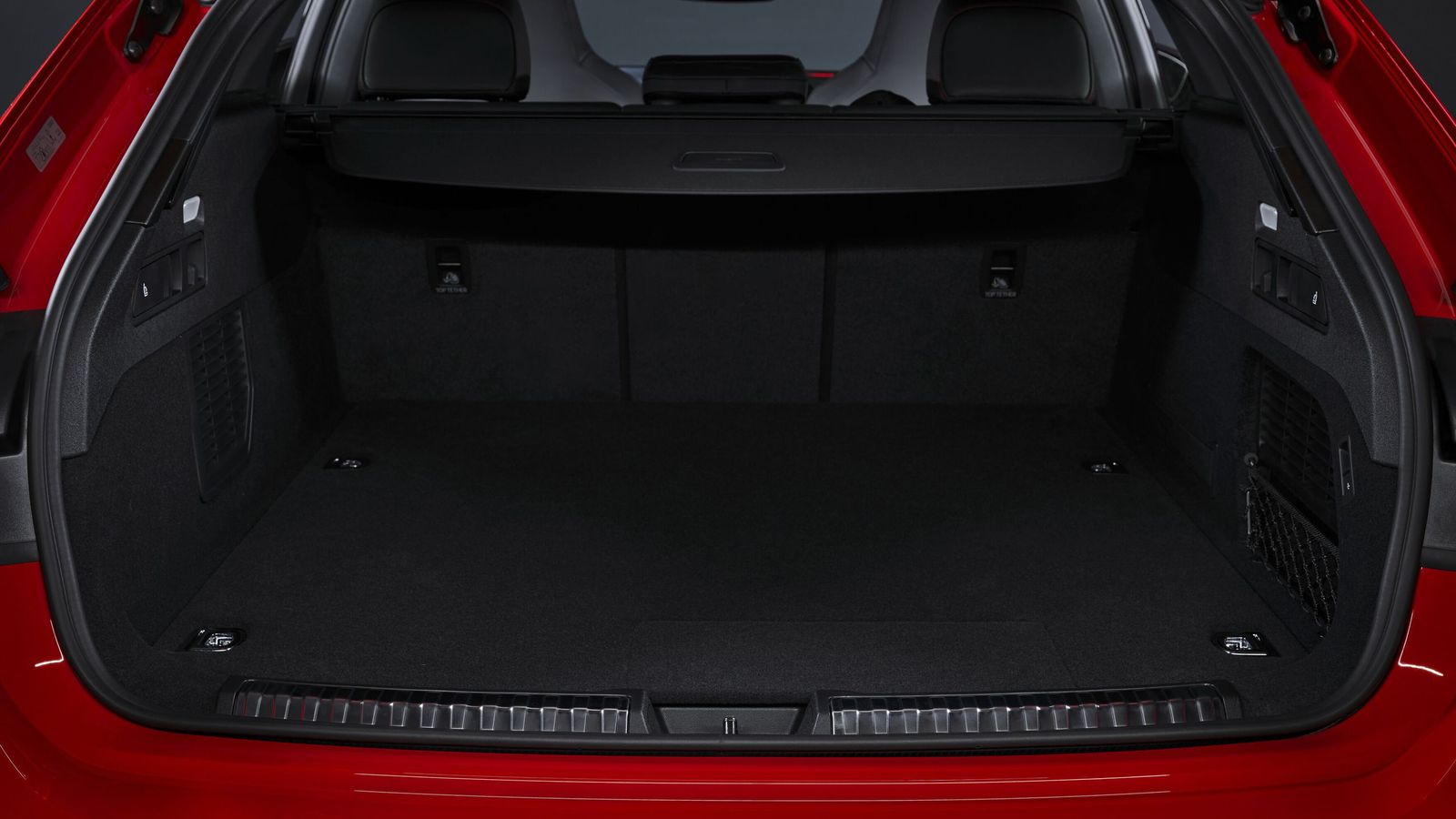 Ambas carrocerías tienen cinco puertas, pero el espacio de carga del Avant supera a la berlina, si bien Audi no ha comunicado su capacidad. En otros A5 Avant varía entre 361 y 476 litros.