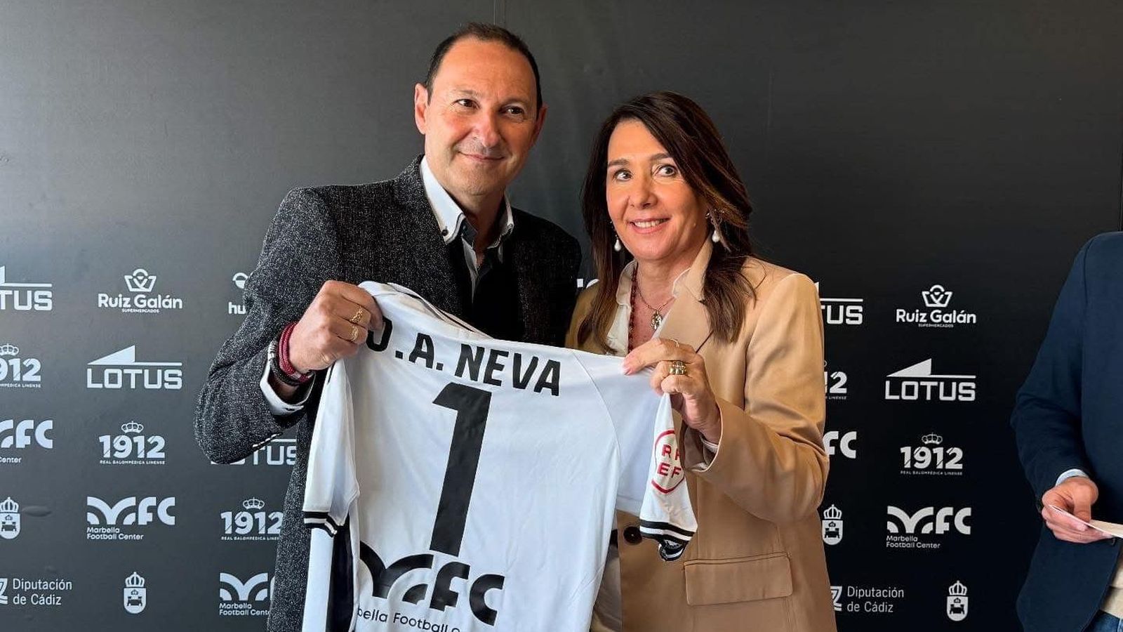 María Martos, junto al presidente de la Federación Gaditana, José Antonio Neva, en un acto organizado por la Balona