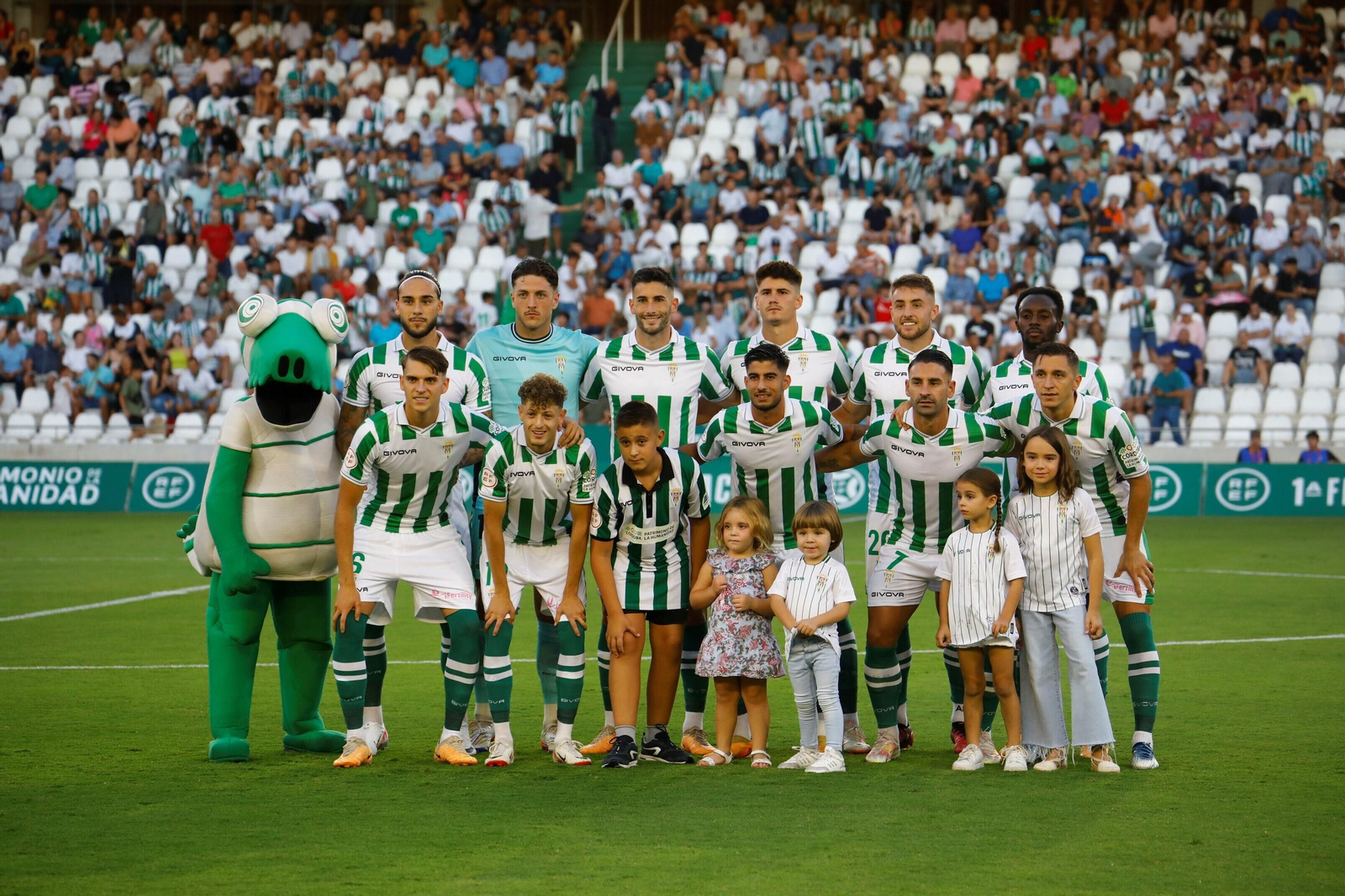 El ambiente en las gradas de El Arcángel para el Córdoba CF - Recreativo Granada, en imágenes