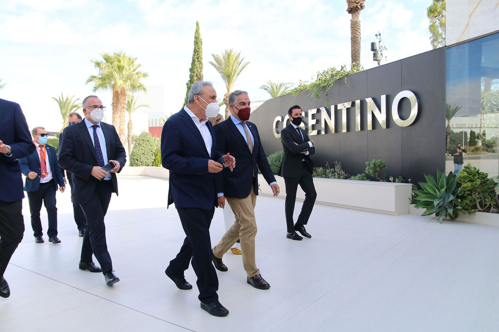 Las imágenes de la visita de Bendodo a Cosentino y la firma de la adenda con Extenda y la AEMA