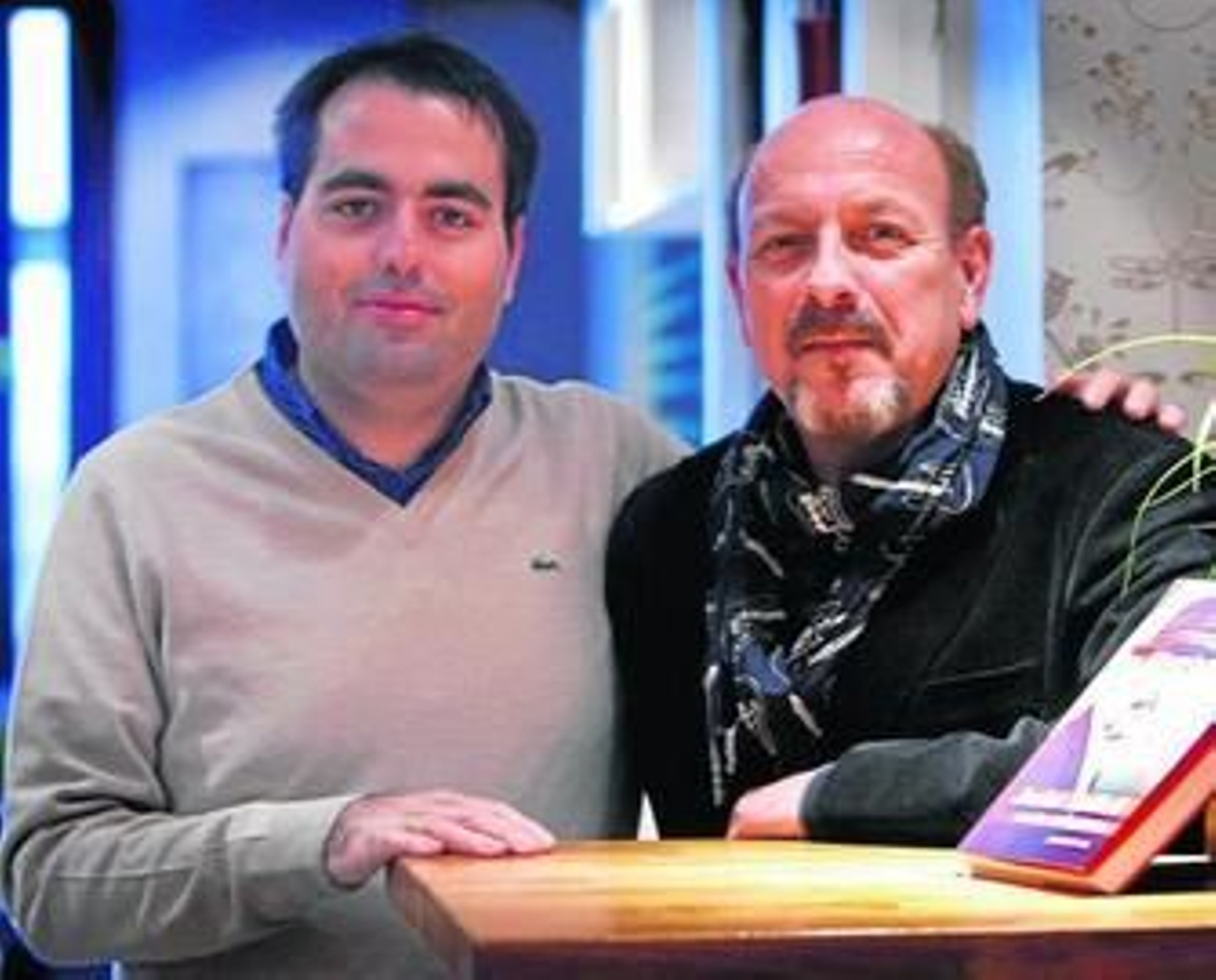 El autor de 'Más al sur de la quimera', Luis García Gil, y su protagonista, Javier Ruibal.