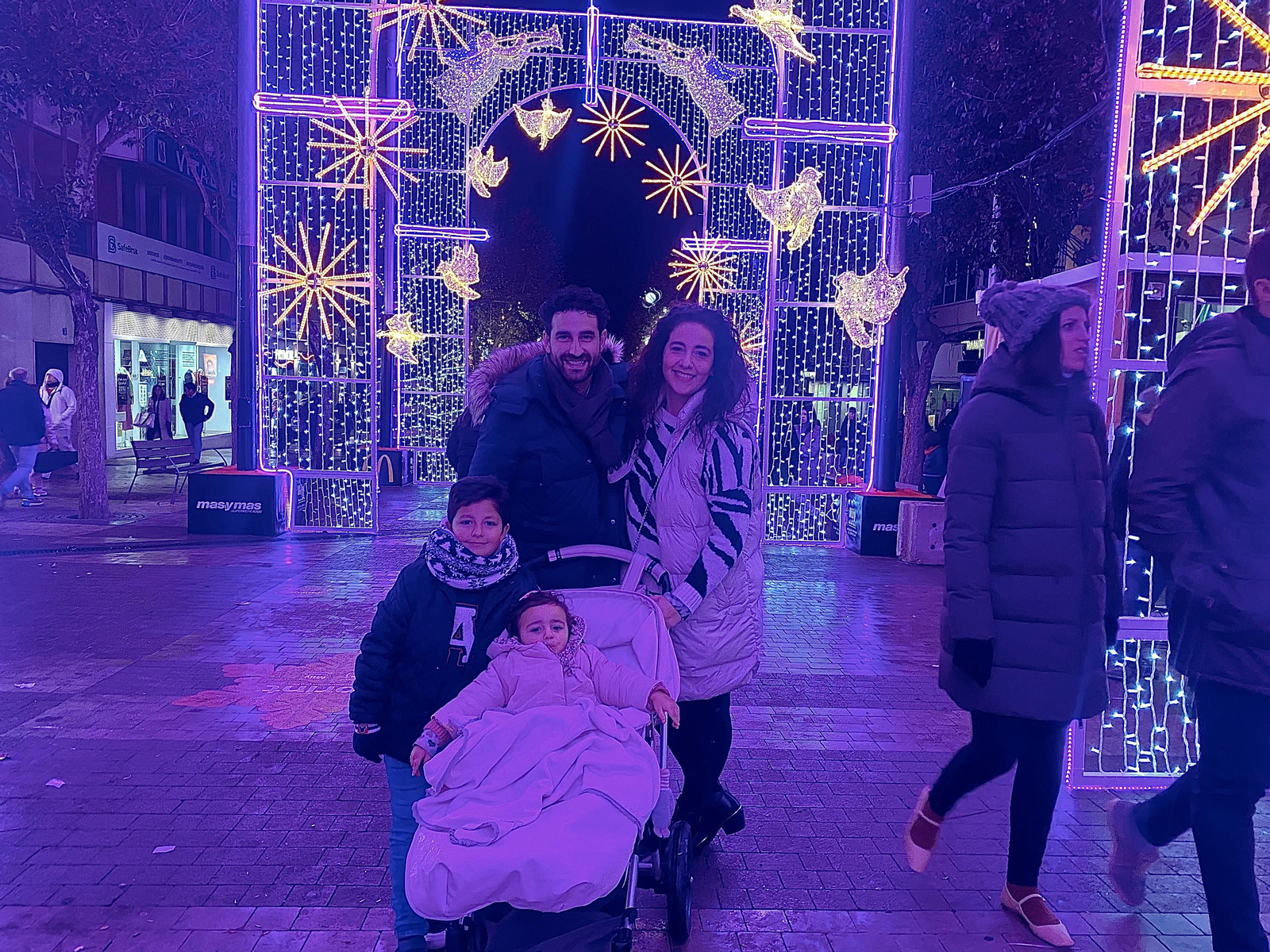 Los jiennenses disfrutan del encendido de 'La Catedral de la Navidad' con Rosa Copado como pregonera