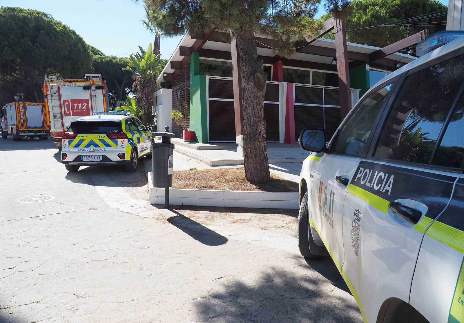 Un pino cae sobre las mesas de un restaurante en Nuevo Portil.