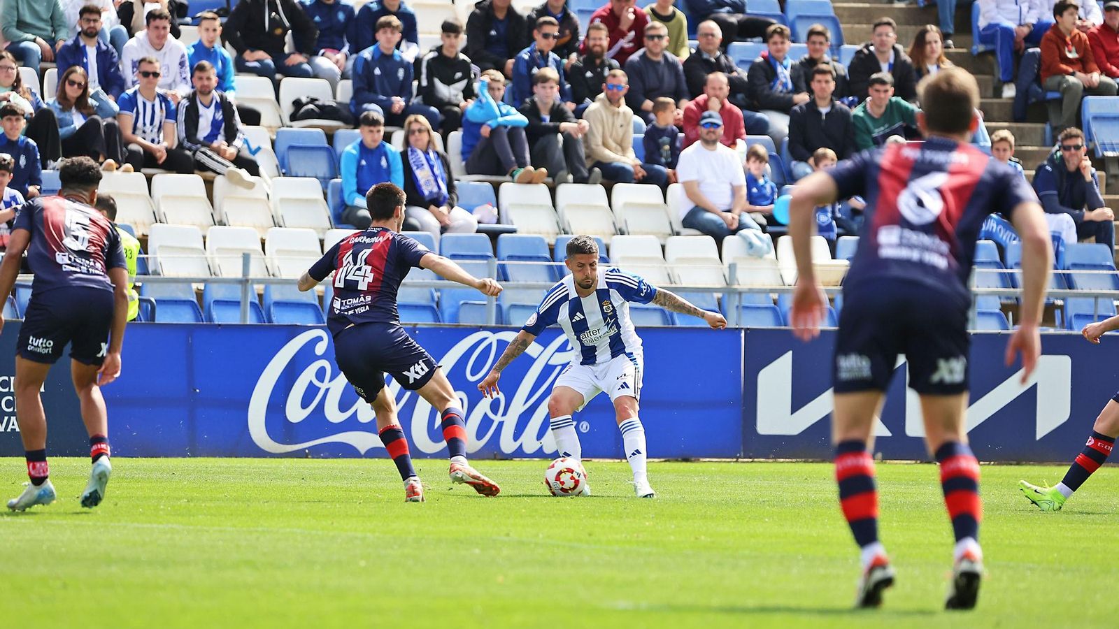 Antonio Domínguez controla el balón bajo la presión de Carmona.
