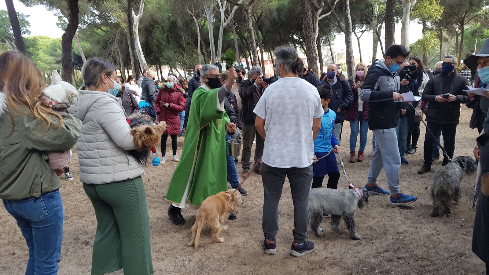 Una imagen de la bendición de la mascotas por el diácono de San Joaquín.