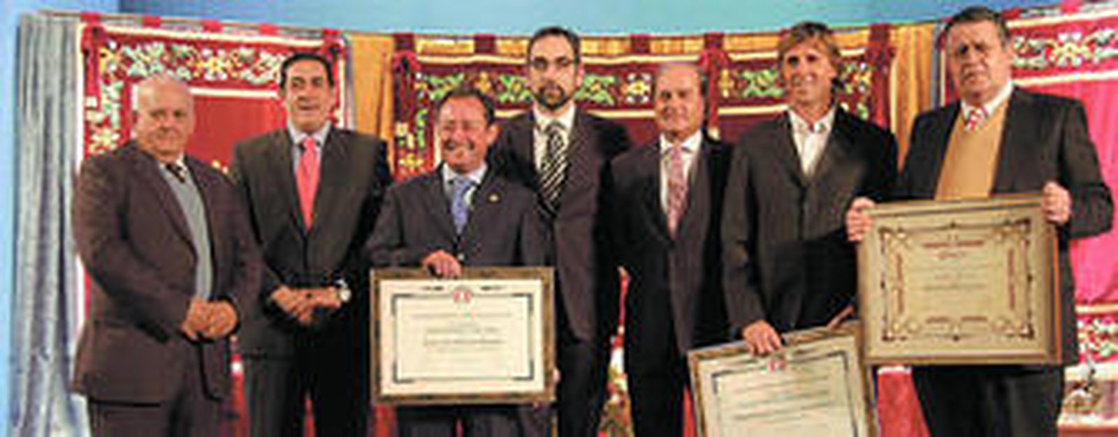 Foto de familia de los empresarios ayamontinos 2008 en el Teatro Cardenio.