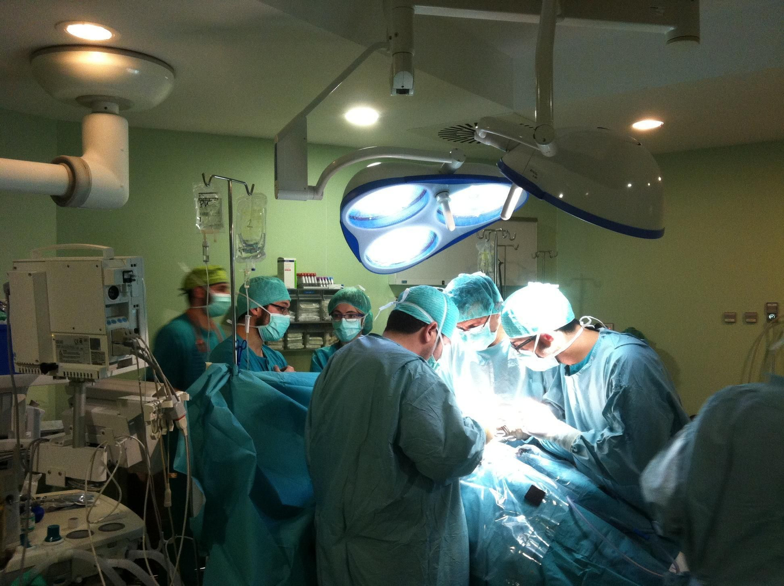 Profesionales realizan una intervención quirúrgica.