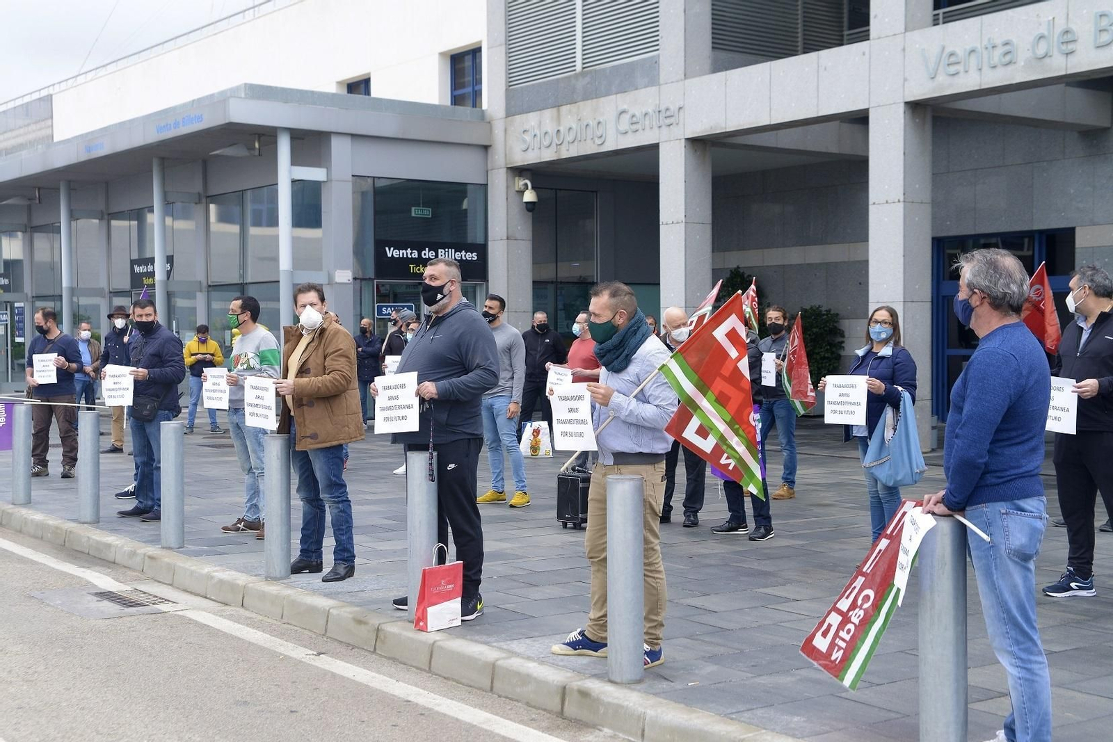 Los trabajadores de Trasmediterránea, este lunes en Algeciras.