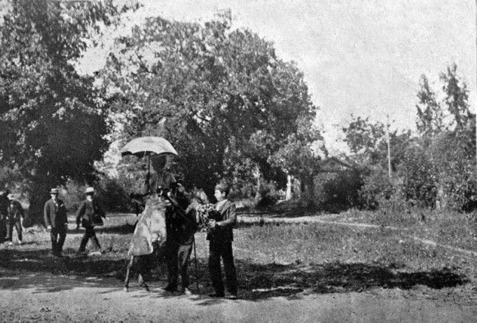 La reina Alejandra paseando por La Almoraima en un burro, en 1905.