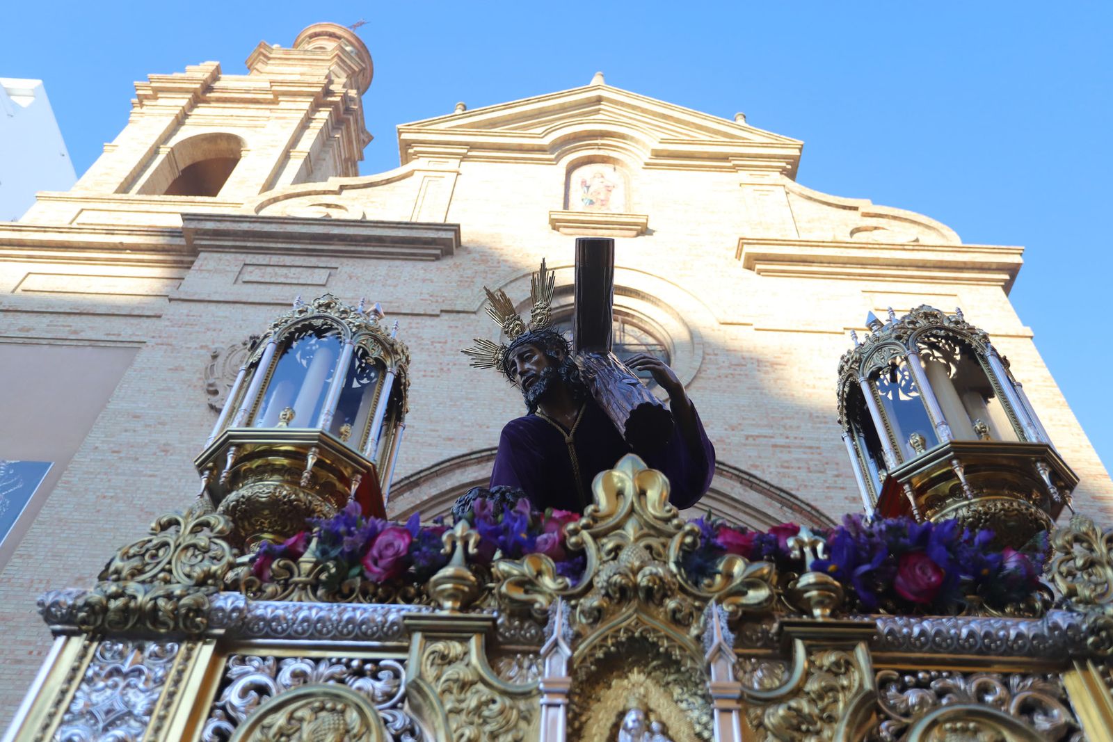 Imágenes del traslado del Cristo de Las Penas en sus Tres Caídas a la Milagrosa