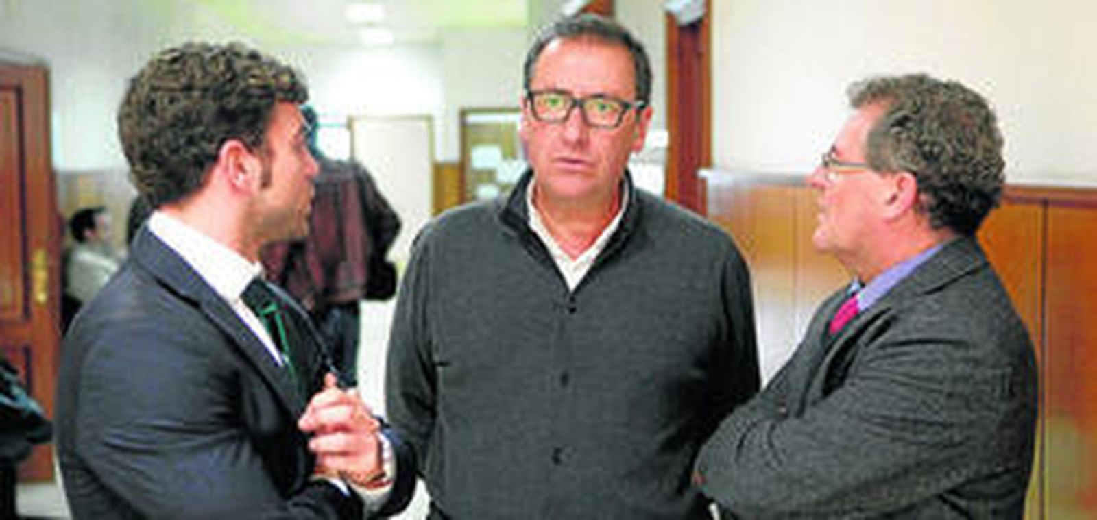 Juan Manuel de Jesús, ex alcalde de Barbate, junto a sus abogados en los pasillos de la Audiencia antes de entrar a juicio.