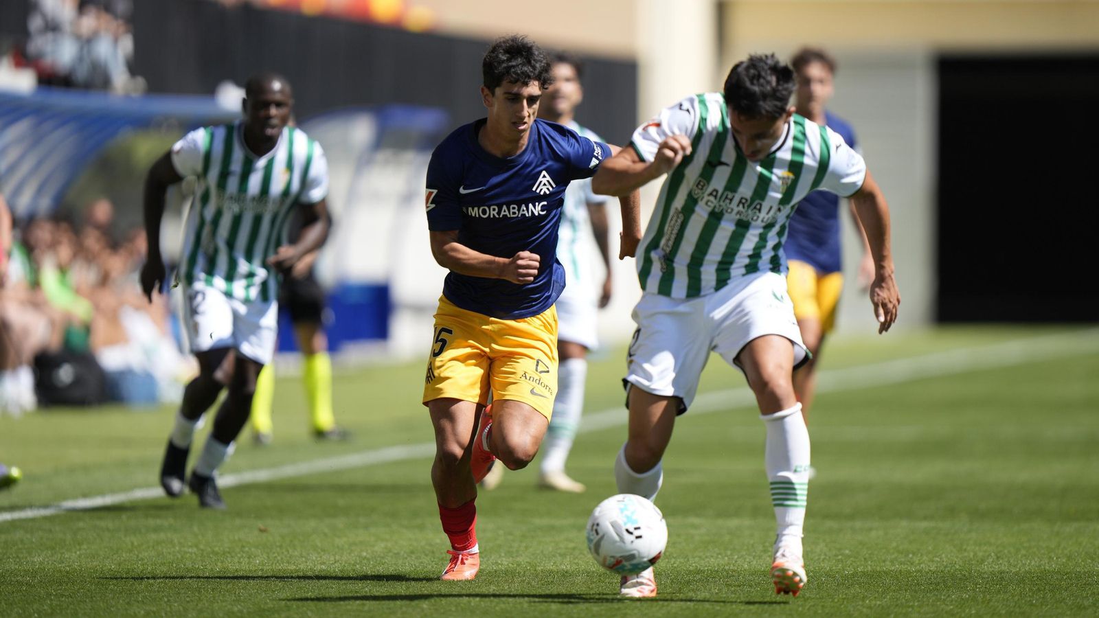 Vilarrasa conduce el balón en los primeros minutos del Andorra - Córdoba CF.