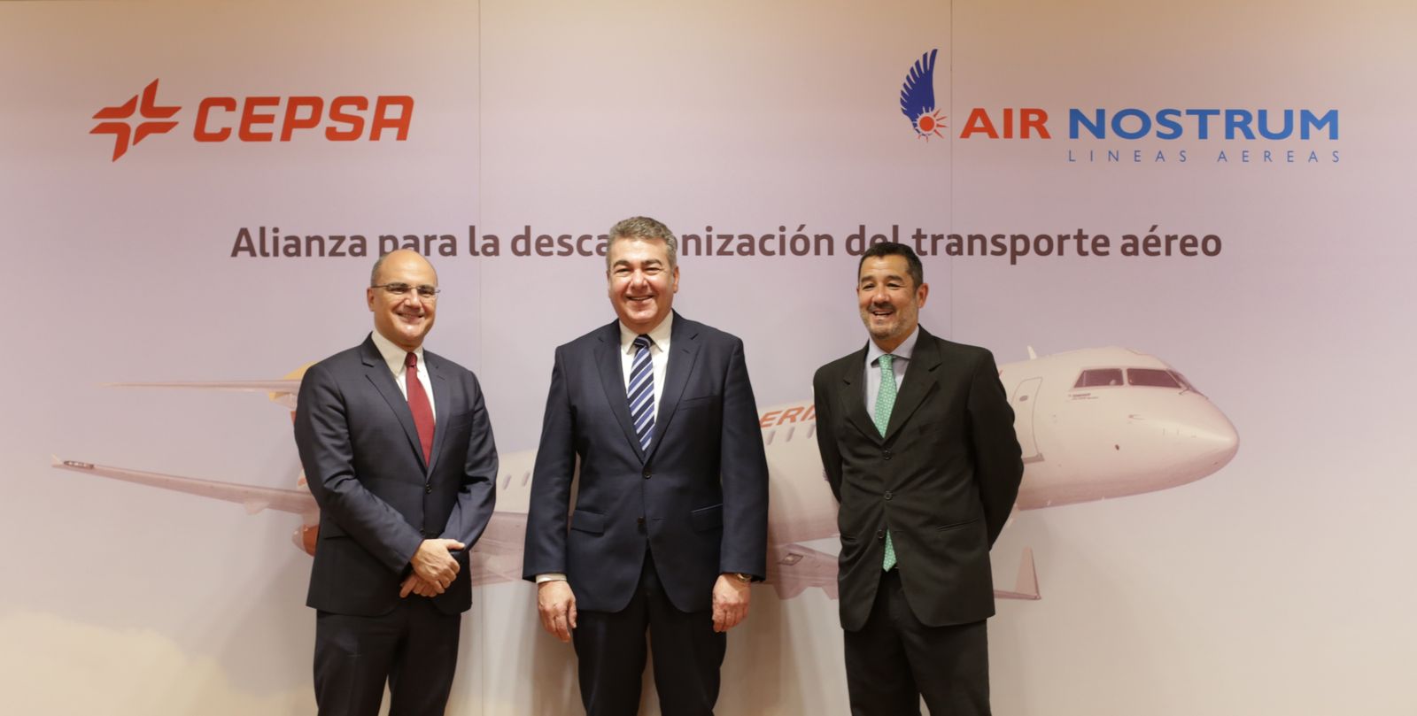 Carlos Barrasa, director de Commercial y Clean Energies de Cepsa, Carlos Bertomeu, presidente de Air Nostrum, y Gerardo Pardo, director de aviación de Cepsa.