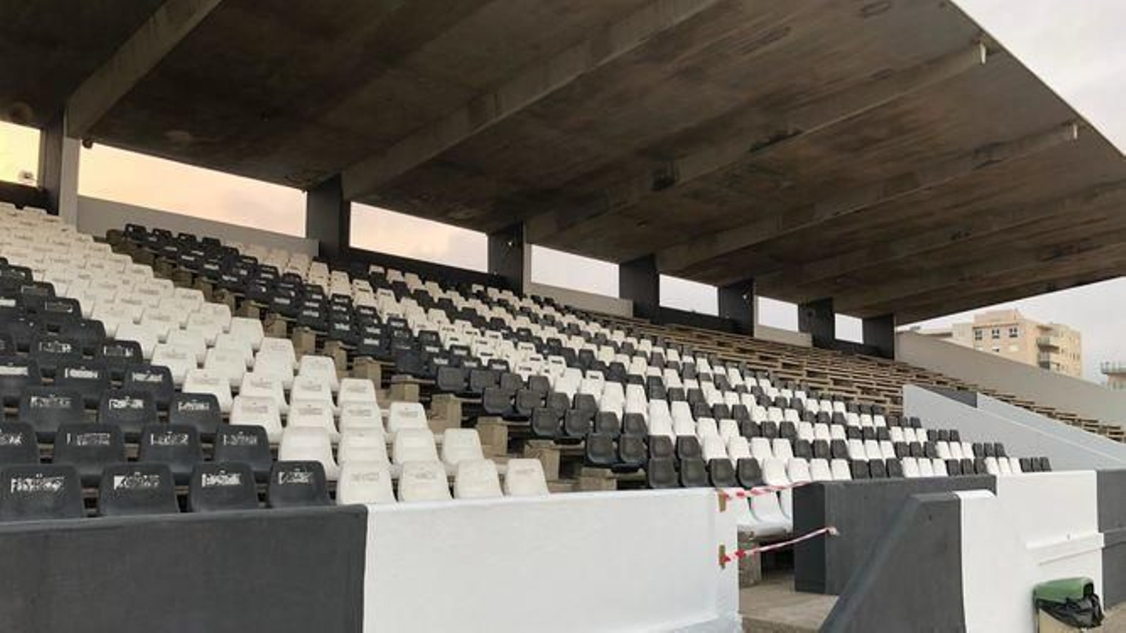 La grada de Tribuna del Municipal, acordonada en su parte superior y con su voladizo