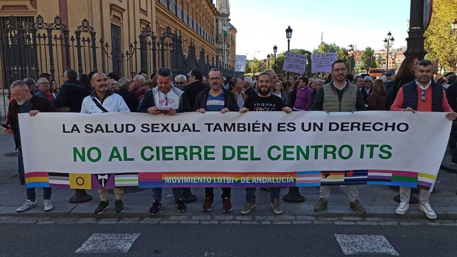 Concentración contra el cierre del Centro ITS Sevilla, esta mañana.