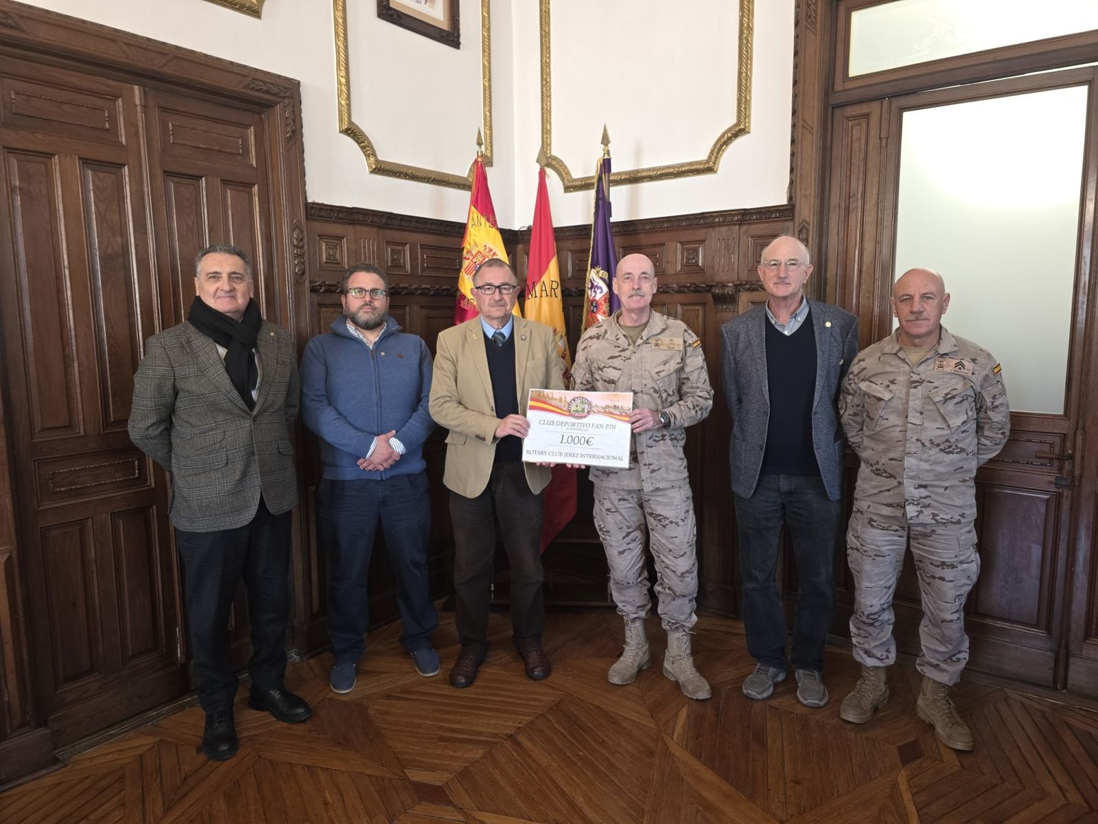 Imagen de la entrega de la donación económica del Tercio de Armada de San Fernando a Rotary