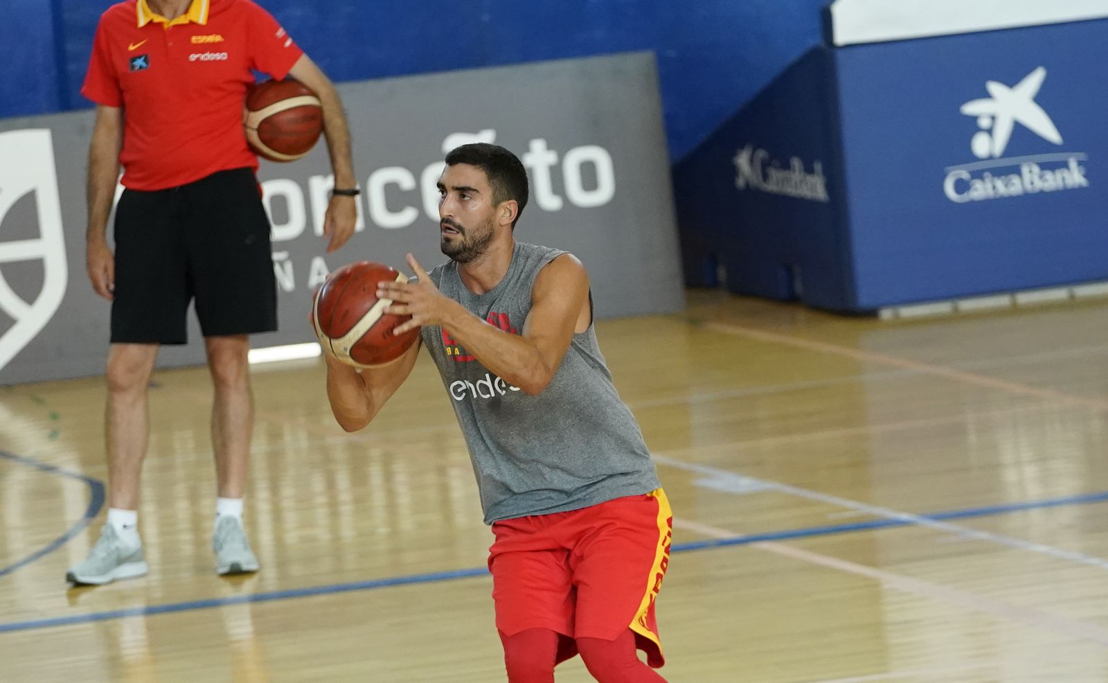 Jaime lanza a canasta en un entrenamiento de España.