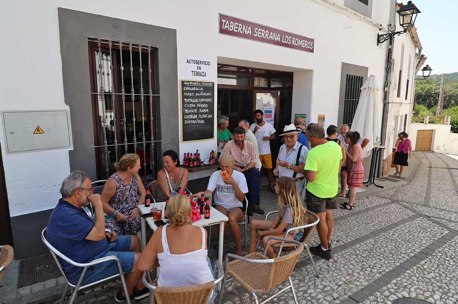 Imágenes de los vecinos de Los Romeros ya en sus casas tras el incendio