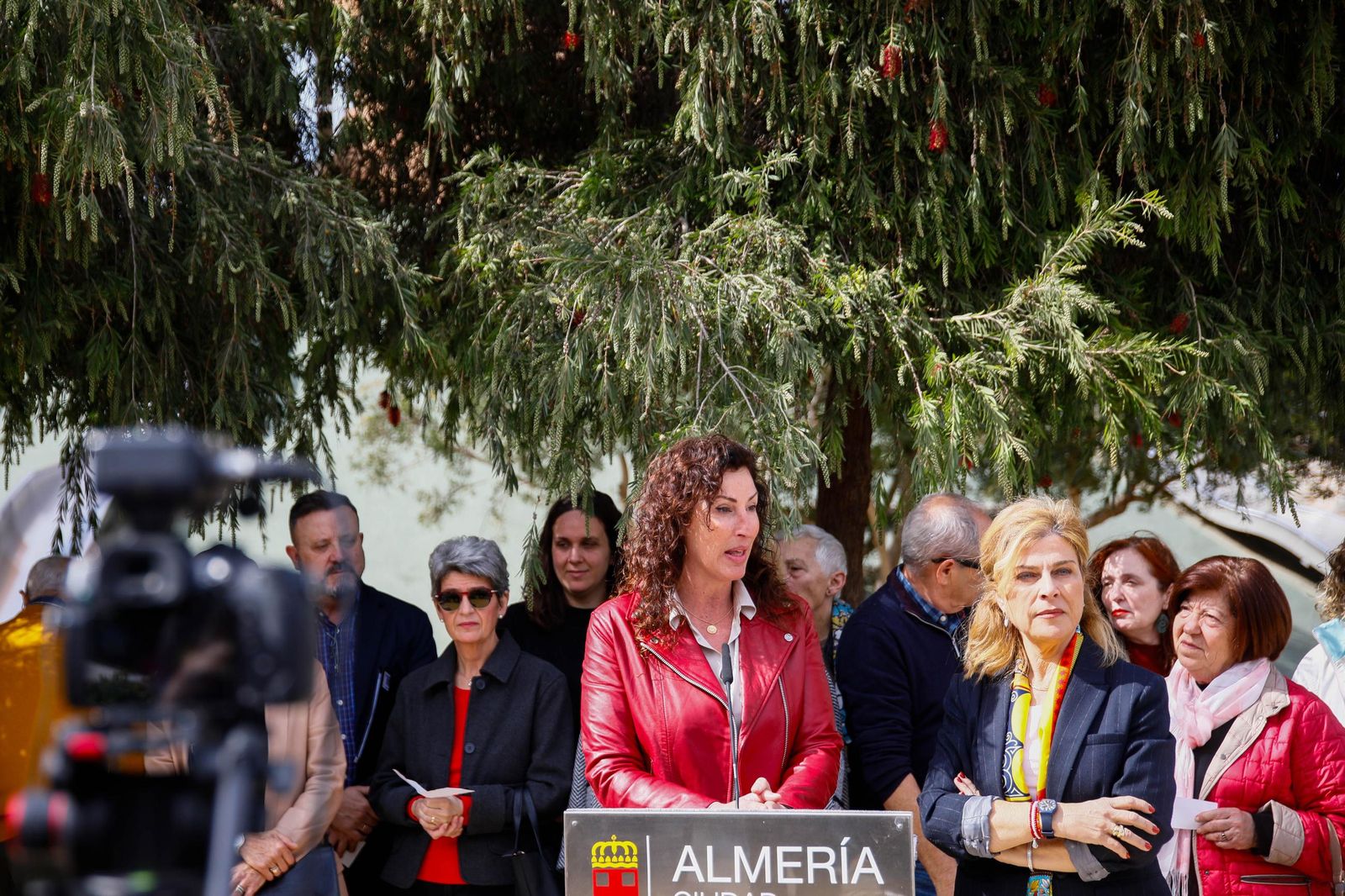 Las imágenes de la plantación de un olivo y el entierro de una cápsula del tiempo