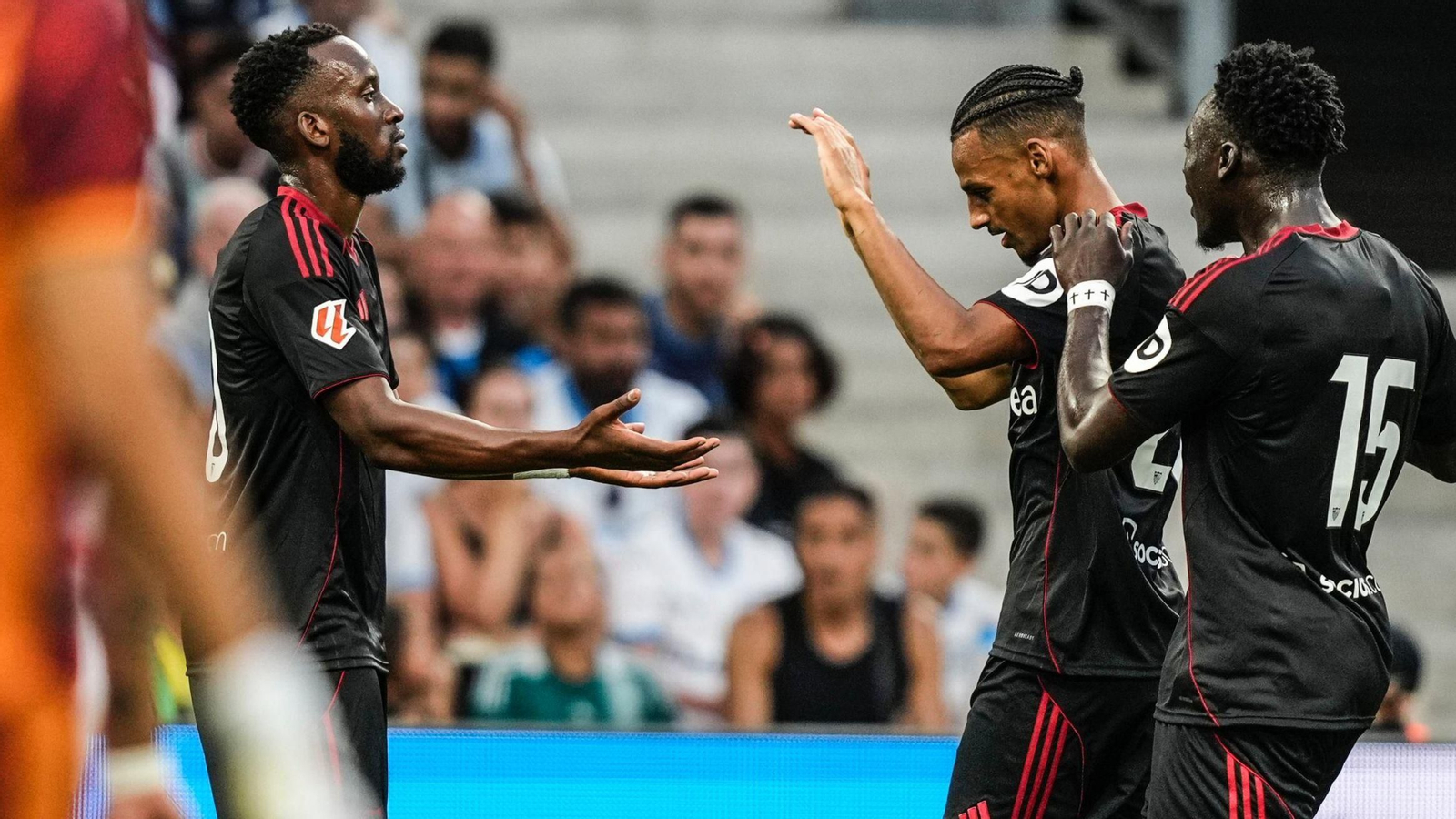 Sow celebra su gol en el encuentro amistoso en el Marsella con Dodi Lukebakio, quién le dio la asistencia.