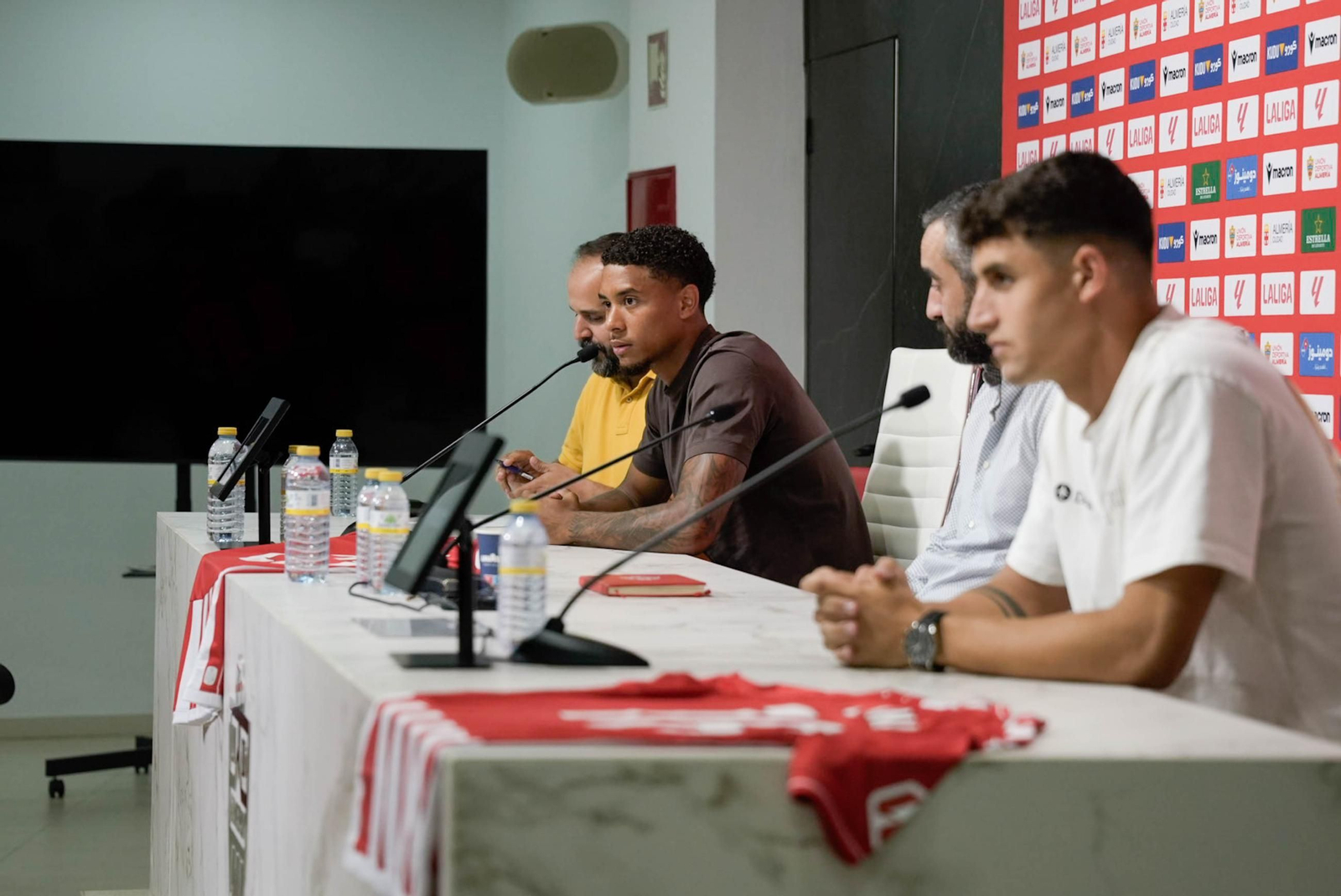 Las imágenes de la presentación de Marcos Luna y a Chirino UDA en Almería