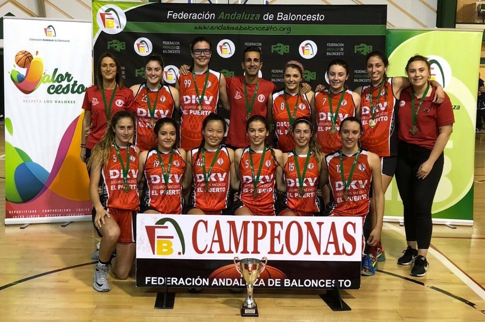 Plantilla del DKV El Puerto que se proclamó campeona provincial.