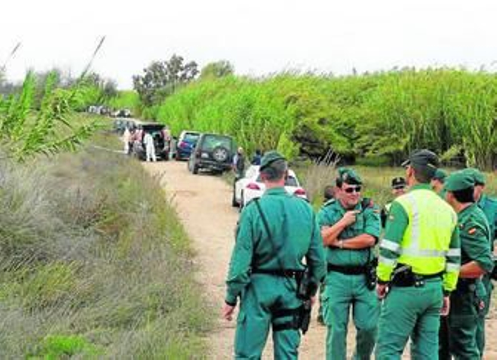 Agentes de la Guardia Civil en el lugar donde apareció el cuerpo de Juan Miguel.