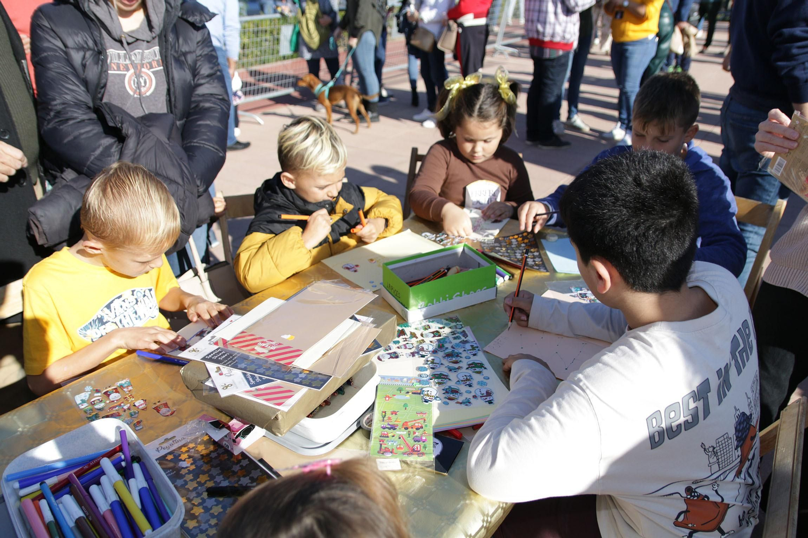 Cientos de personas se juntan en Mojácar para comerse un Ferrero Rocher
