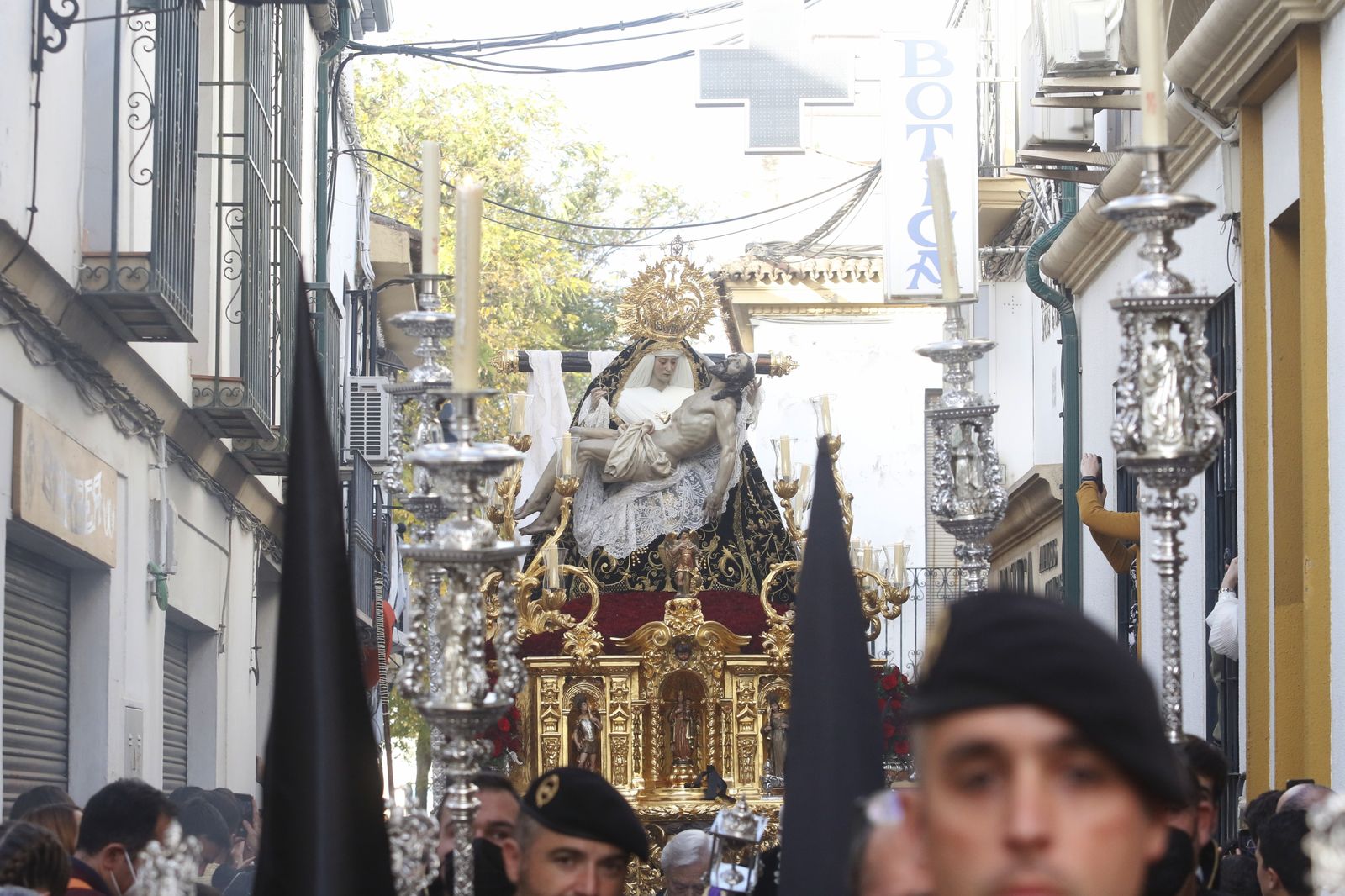 Jueves Santo en Córdoba: La procesión de las Angustias, en imágenes
