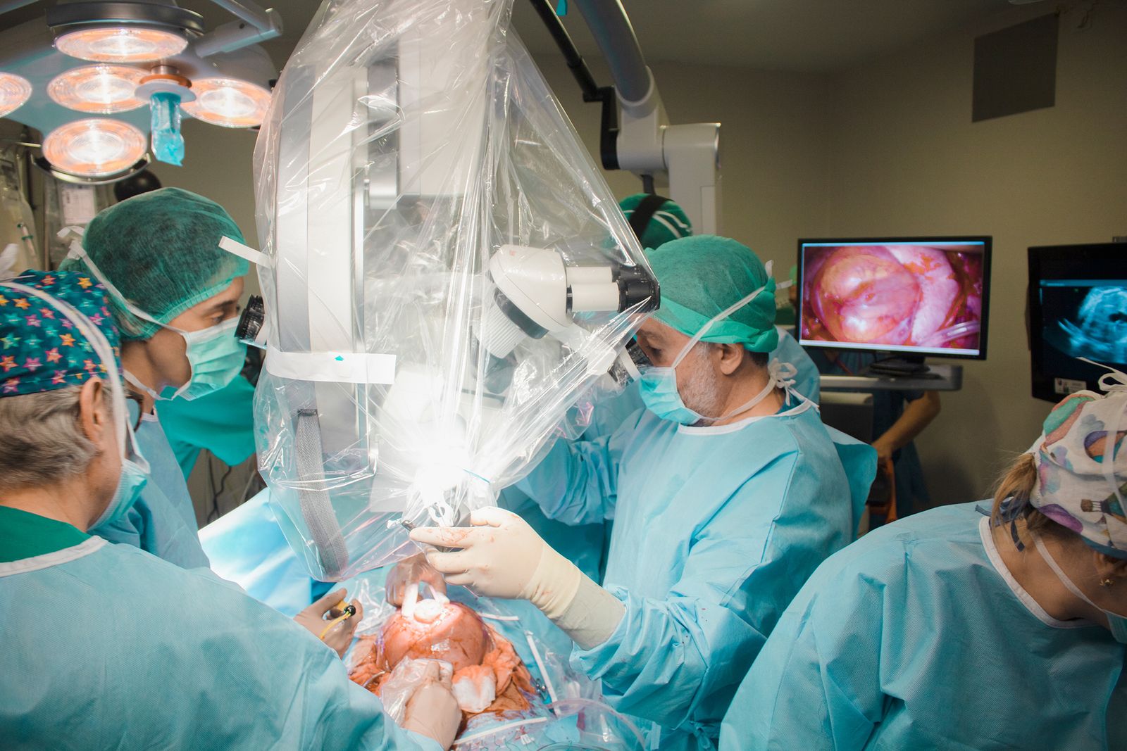 Un momento de la cirugía intraútero.