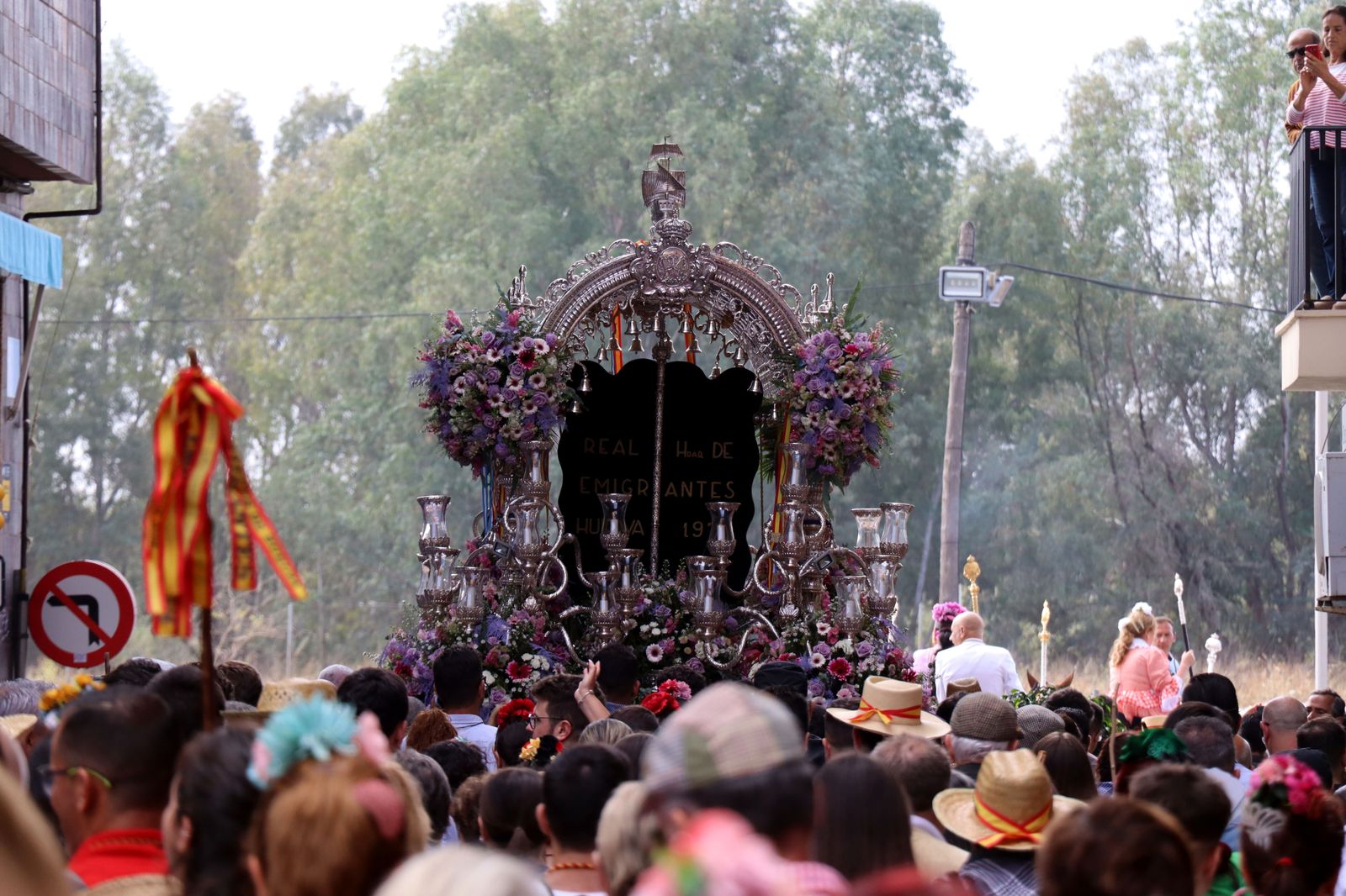 El Rocío 2023: Imágenes de la Hermandad de Emigrantes en su salida de Huelva