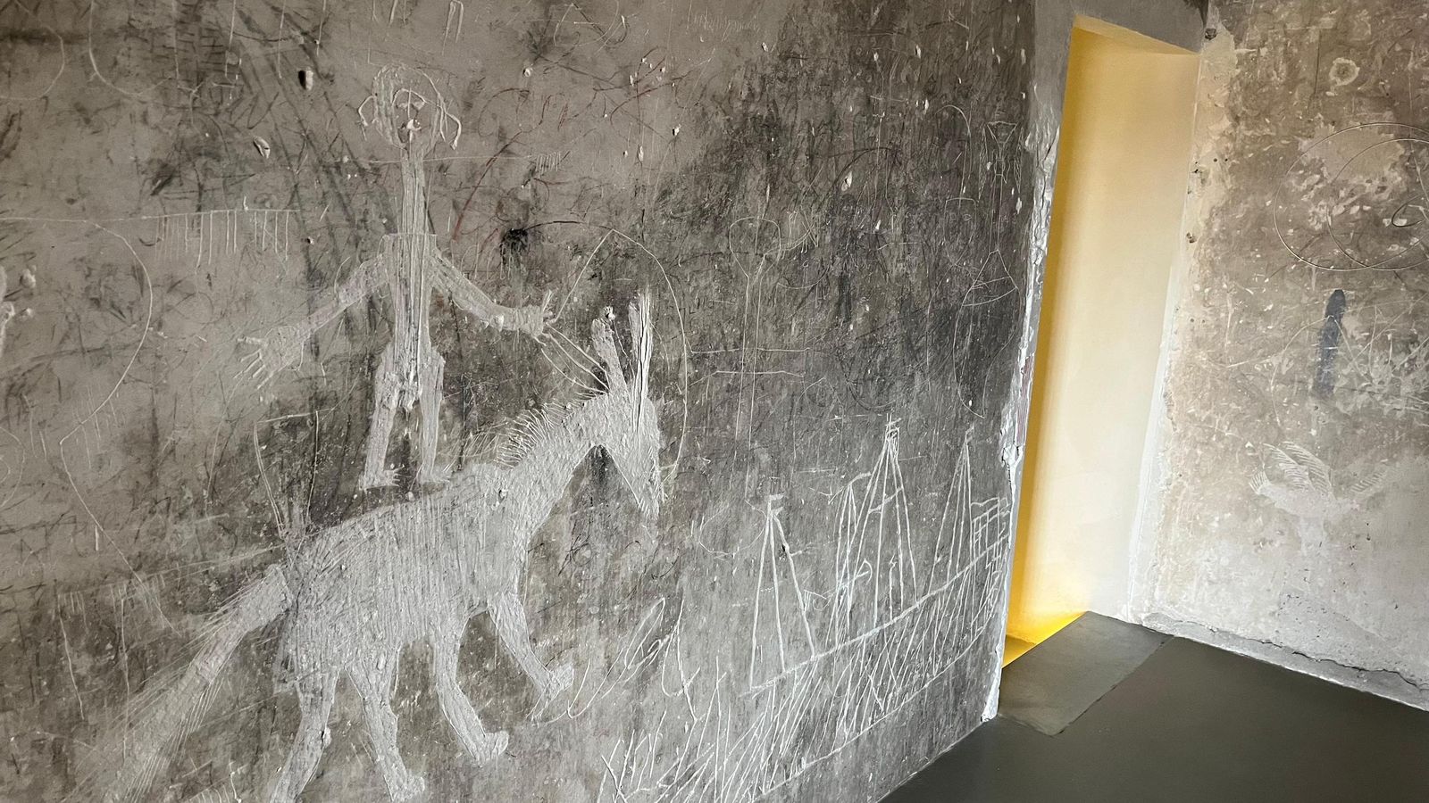 En los grafitos aparecen las siluetas de animales.