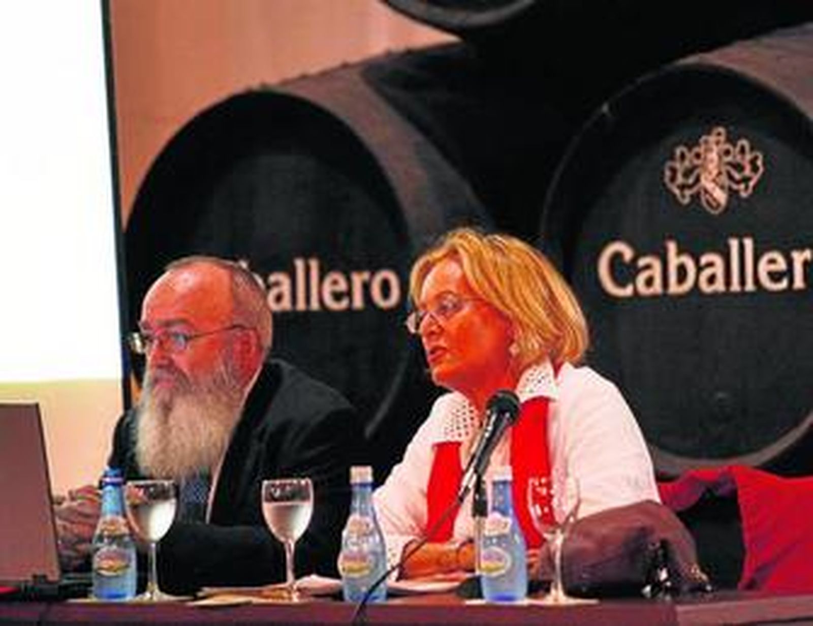 El conferenciante Carmelo García Barroso, junto a su presentadora Encarnación Codes.