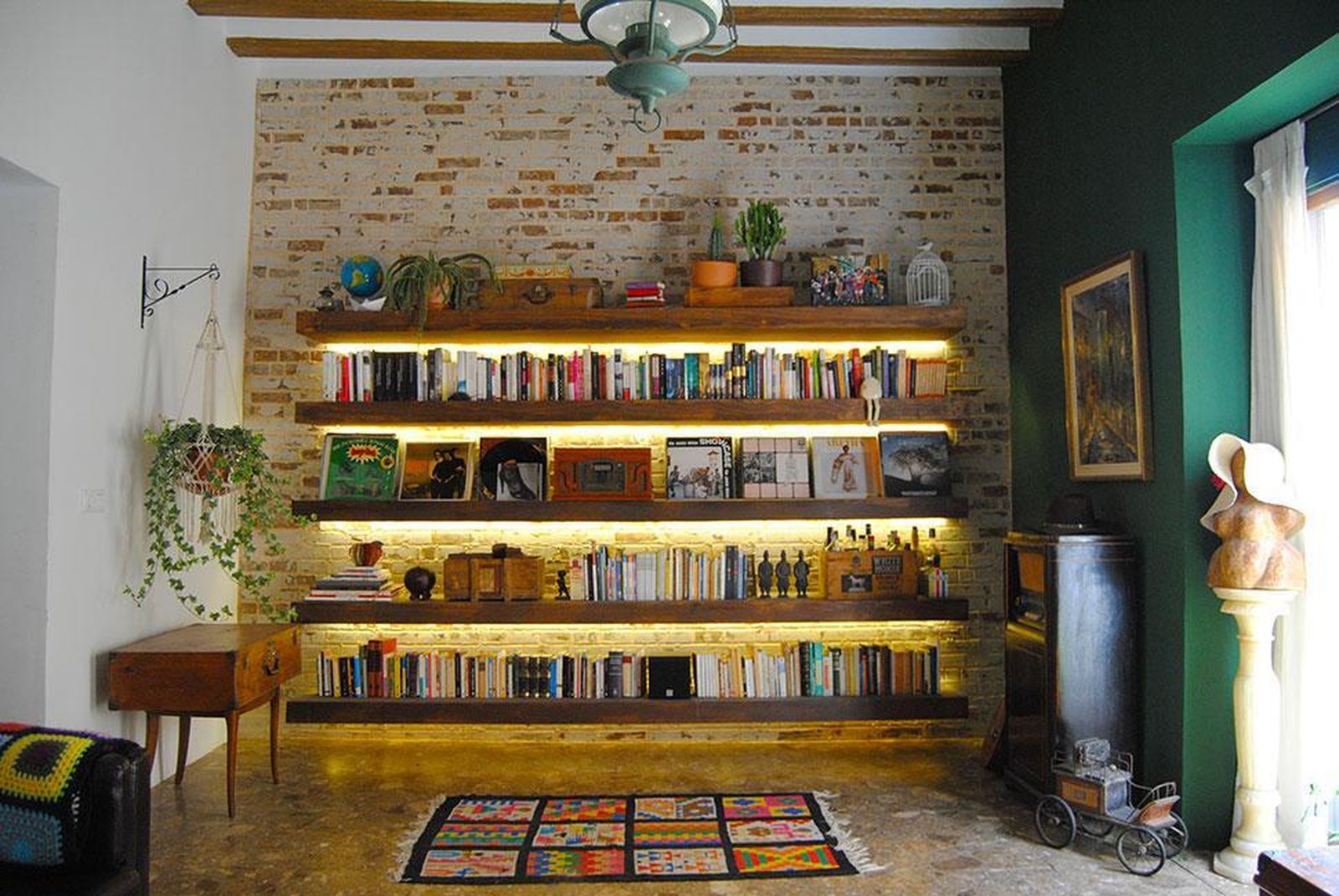 Una librería  de la casa.