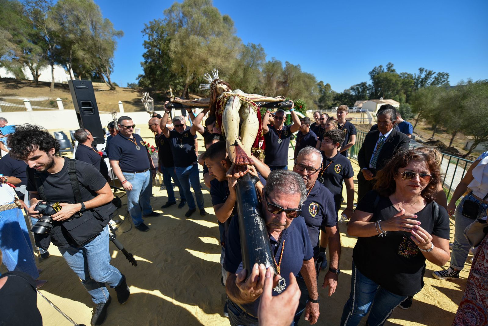 La procesión del Cristo de la Almoraima, en imágenes