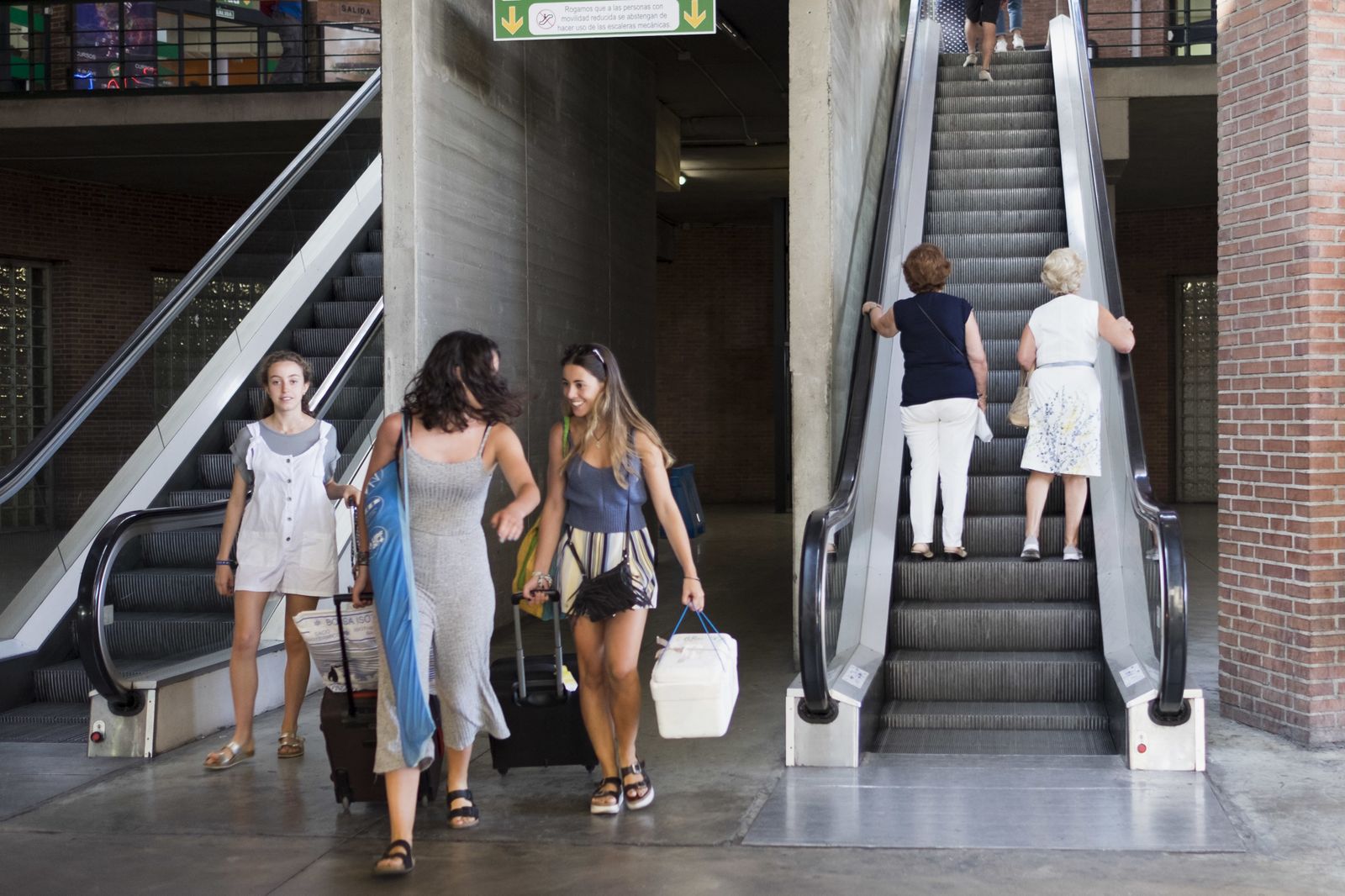 Veraneantes, en la estación de Plaza de Armas con sombrilla y fiambrera.