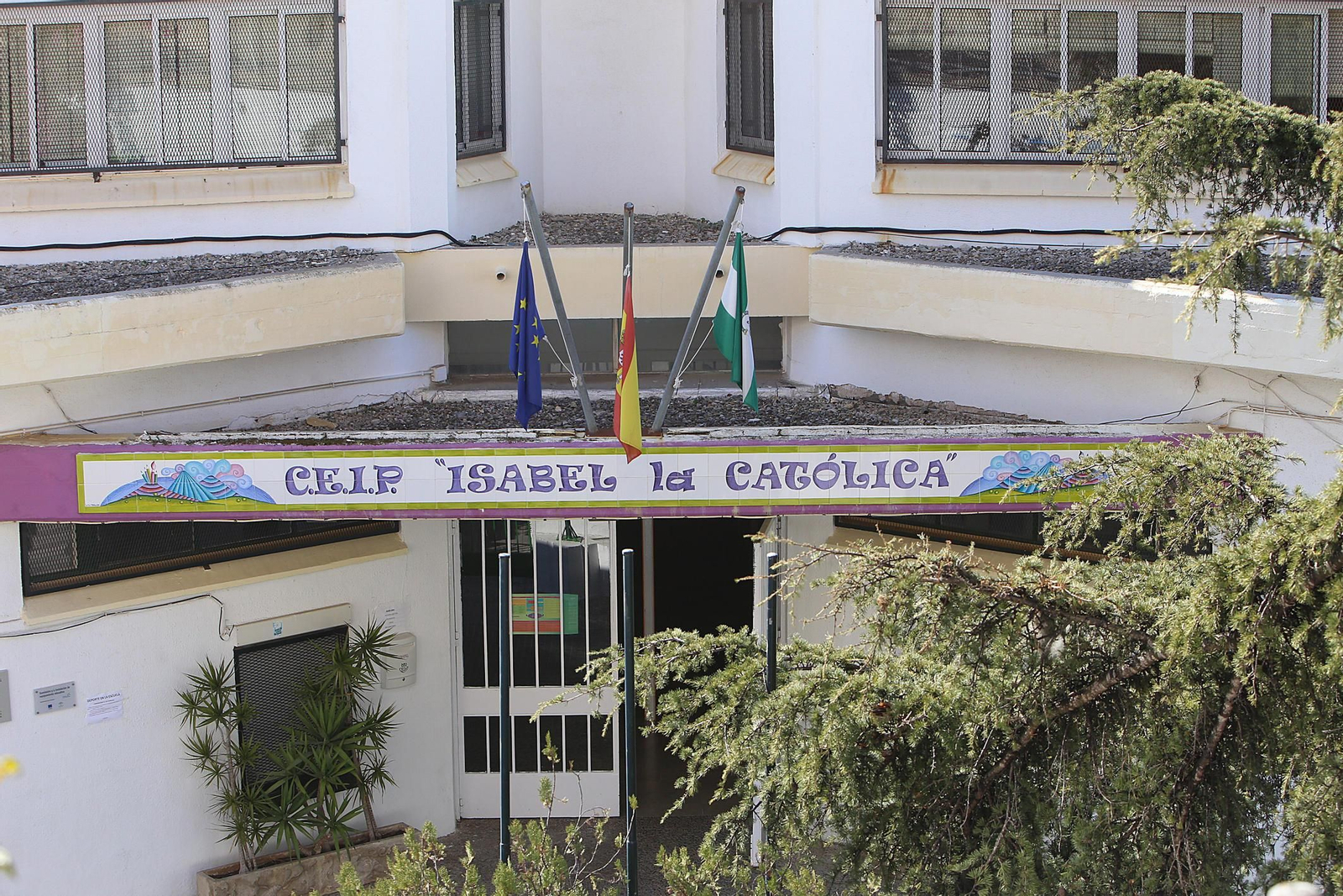 Entrada del público colegio Isabel la Católica.