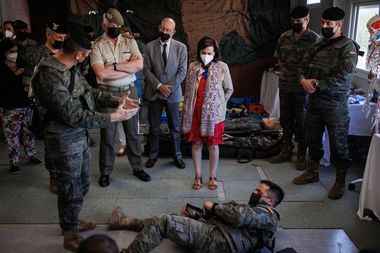 Robles visita la Brigada Almogávares VI de Paracaidistas del Ejército de Tierra en la base de Paracuellos de Jarama.