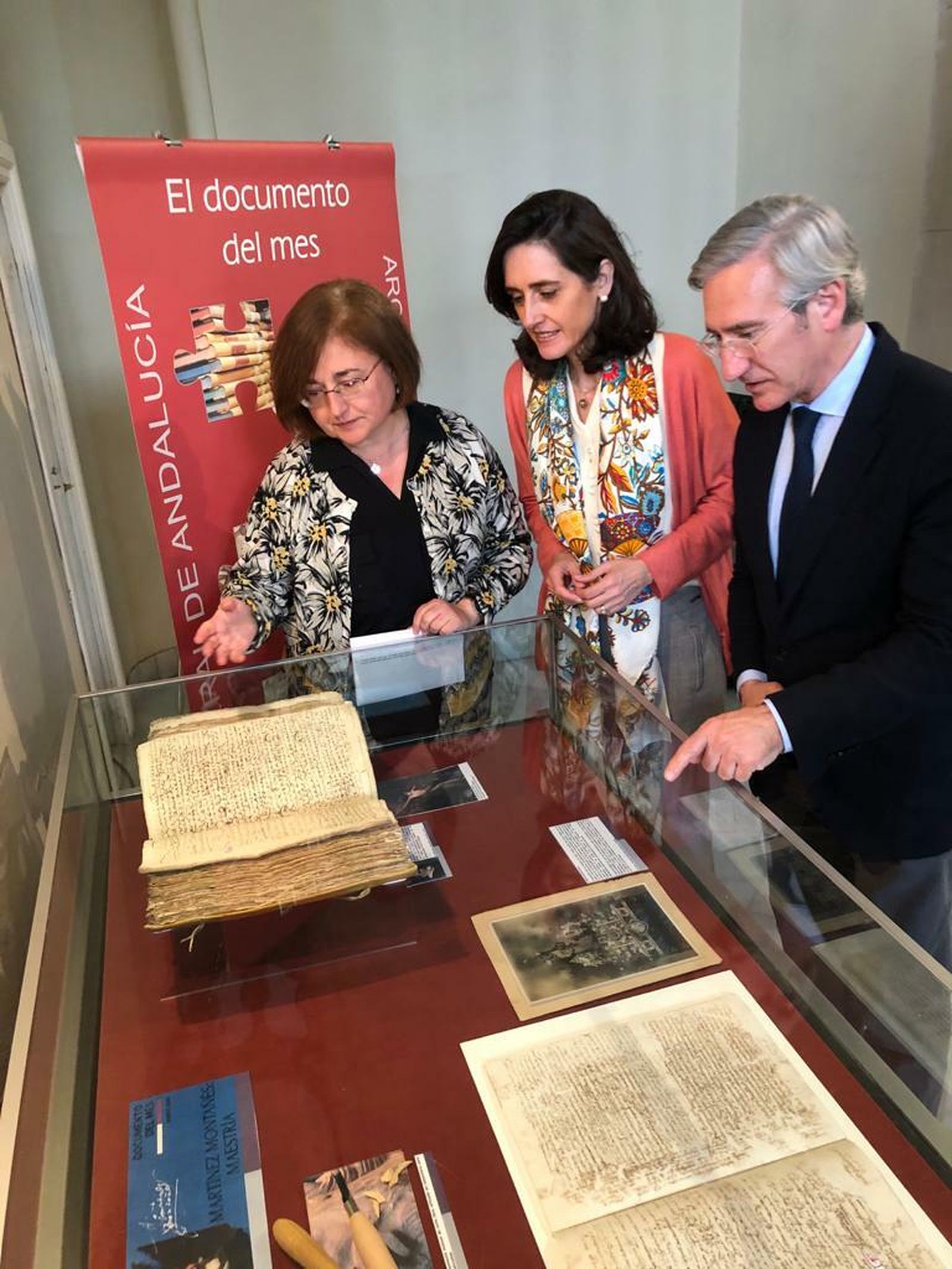 El director general de Patrimonio Histórico y Documental, Miguel Ángel Araúz, acompañado por la delegada territorial de Cultura y Patrimonio Histórico de la Junta en Sevilla, Susana Cayuelas y la directora del Archivo Histórico Provincial de Sevilla, Amparo Alonso, durante la inauguración.