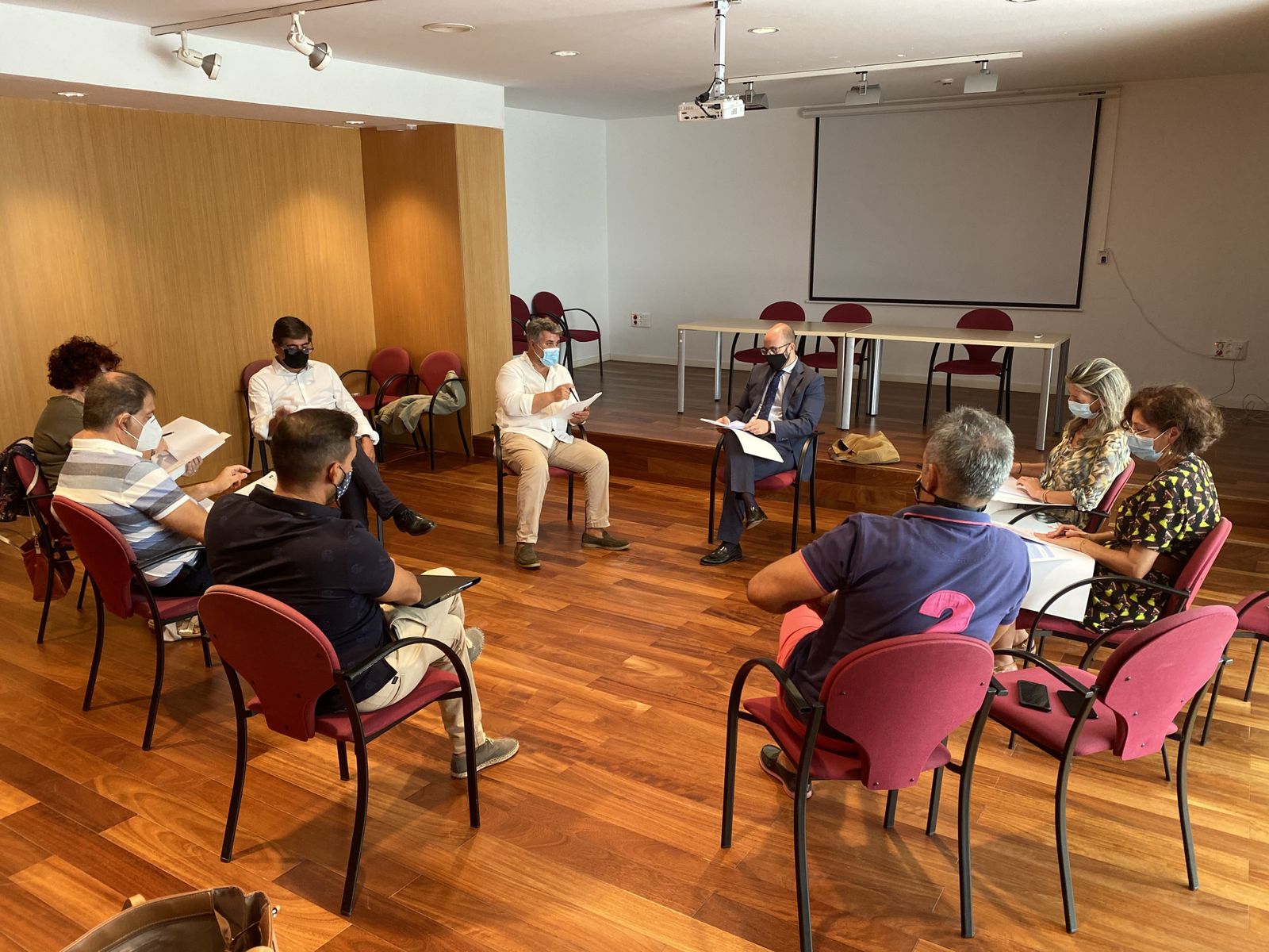 Una imagen de la reunión celebrada en el Ayuntamiento con responsables de  AVRA.