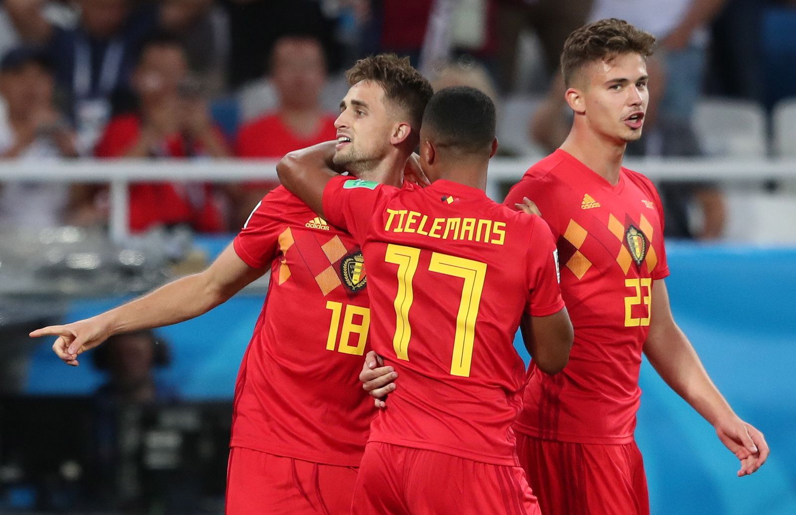 Tielemans felicita al autor del gol, Januzaj.