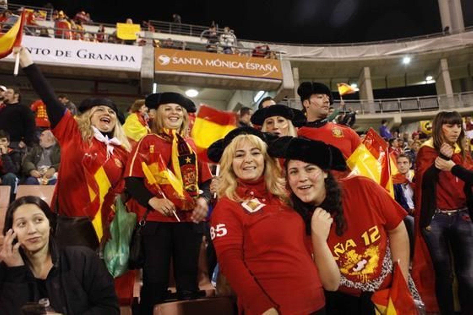 Los aficionados de la selección se volcaron con los jugadores en Granada.

Foto: Maria de la Cruz / Lucia Rivas