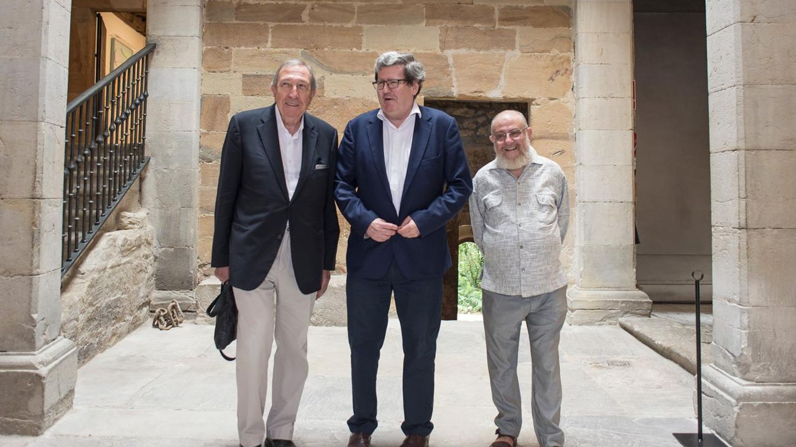Pérez Villalta con Juan Manuel Bonet y Juan Navarro Baldeweg, pintor, arquitecto y escultor, en Santillana del Mar