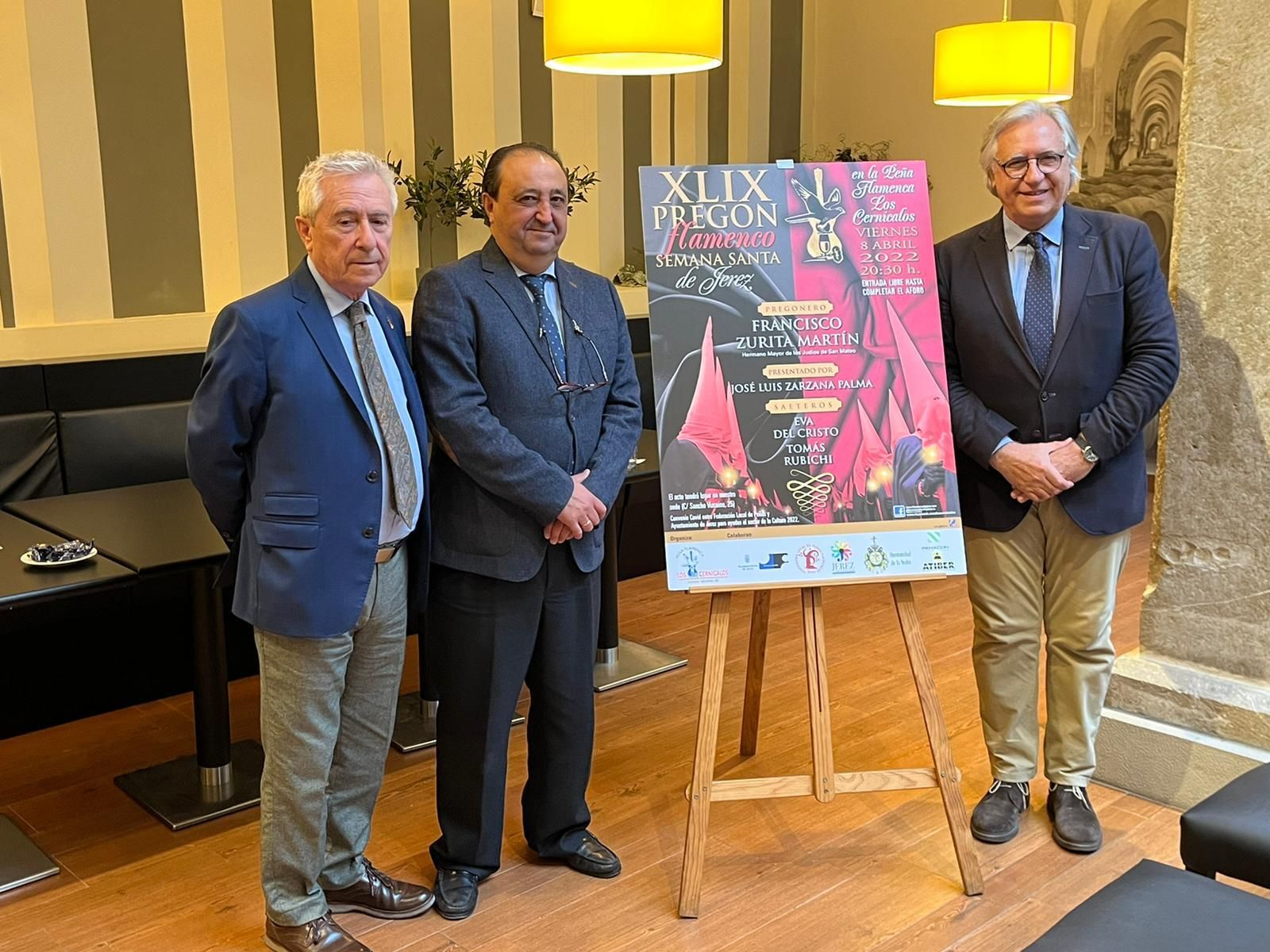 Francisco Zurita, junto a Francisco Camas y el presidente de Los Cernícalos, Manuel Jiménez.