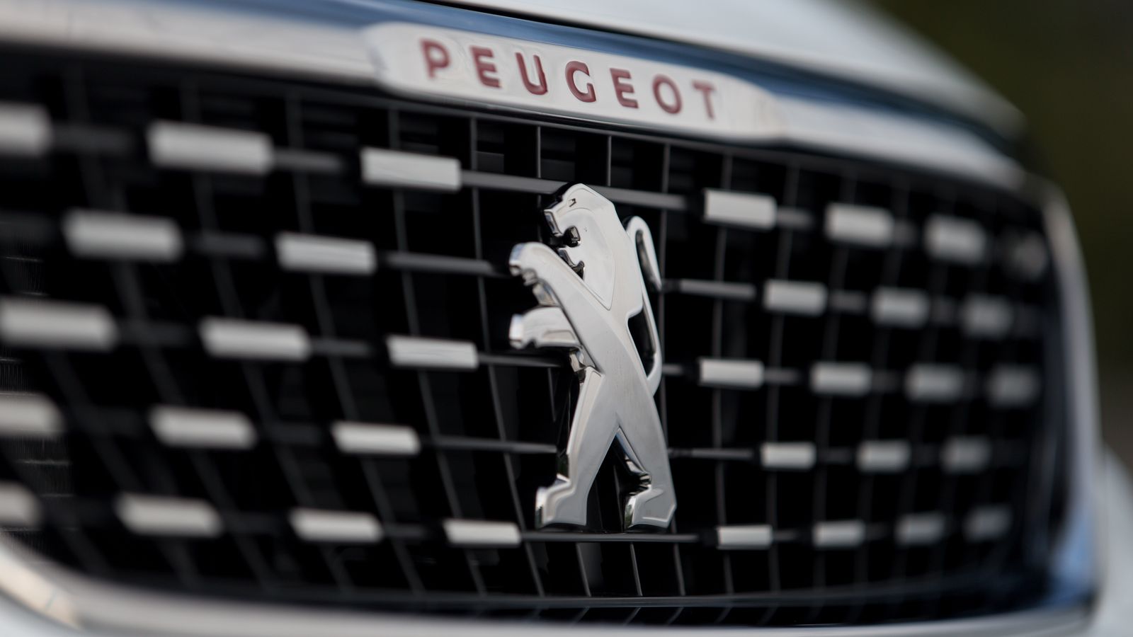 El 308 incorpora ahora nuevos motores de 130 CV (gasolina y diésel) y una caja automática de 8 marchas.