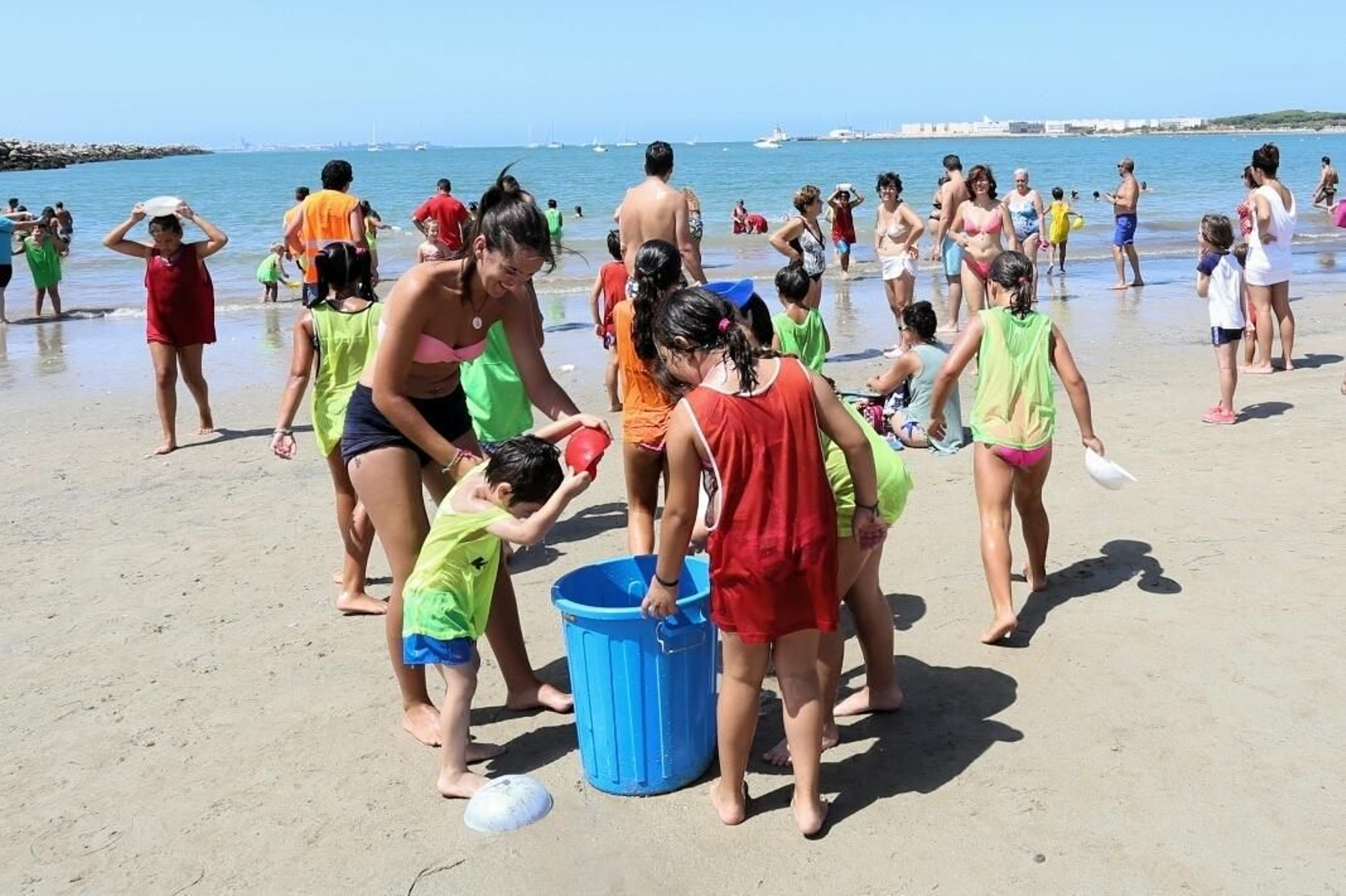Varios pequeños participaron en la gymkana de hielo en La Puntilla.