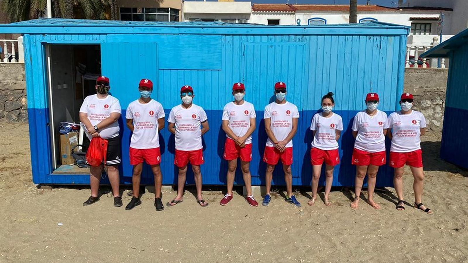 Parte del equipo que vela este verano por la seguridad en la playa de Garrucha.