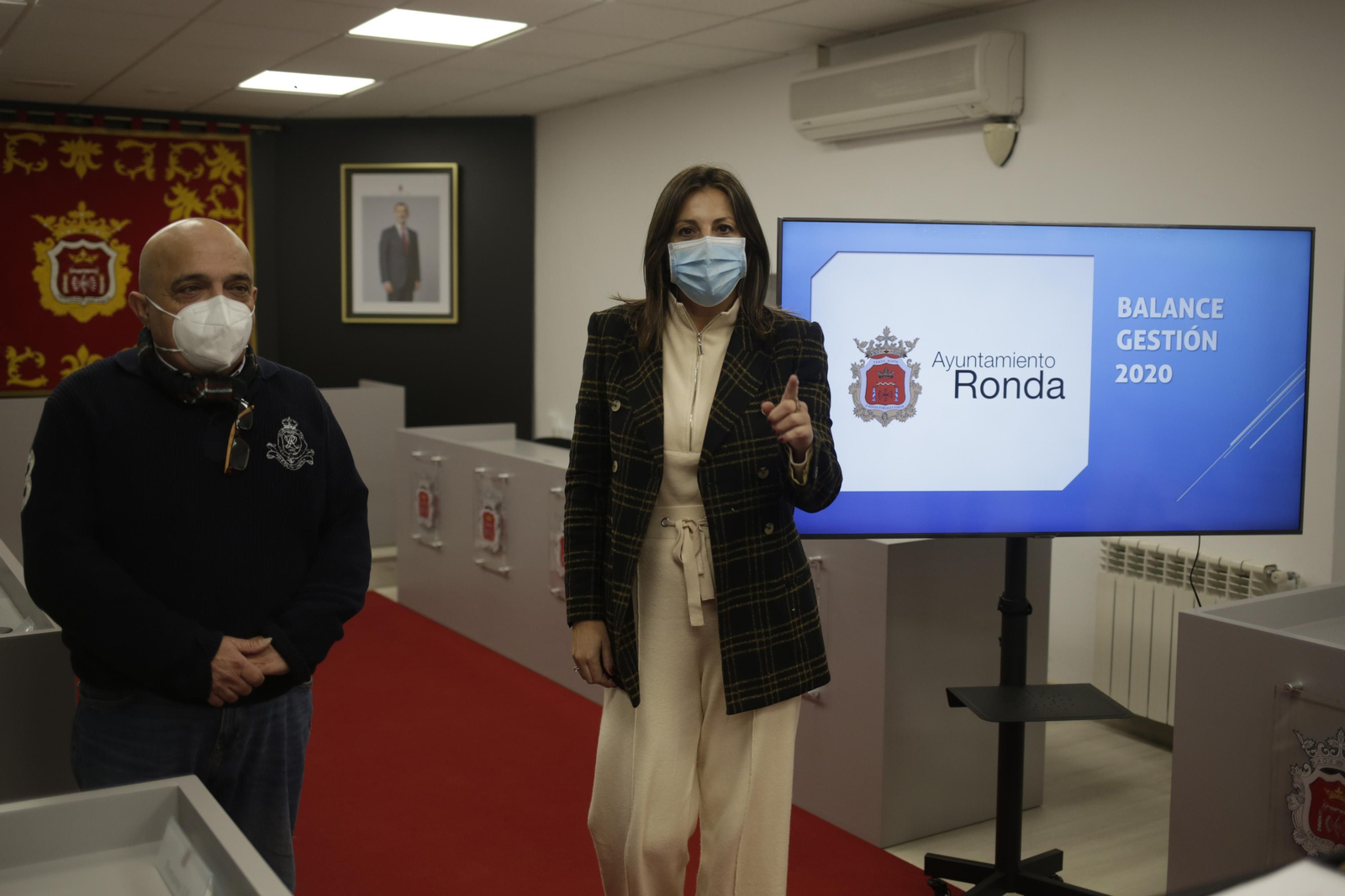 María de la Paz Fernández tras una rueda de prensa en el salón de plenos.